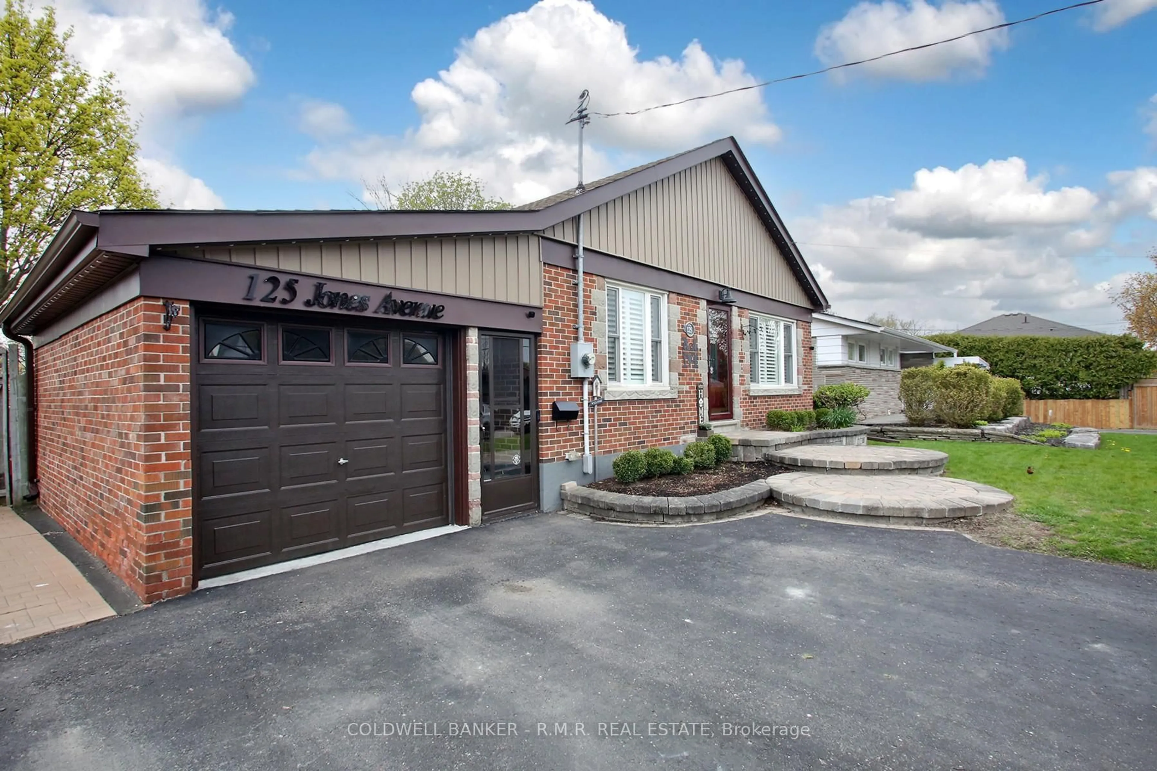 A pic from outside/outdoor area/front of a property/back of a property/a pic from drone, street for 125 Jones Ave, Oshawa Ontario L1G 3A3