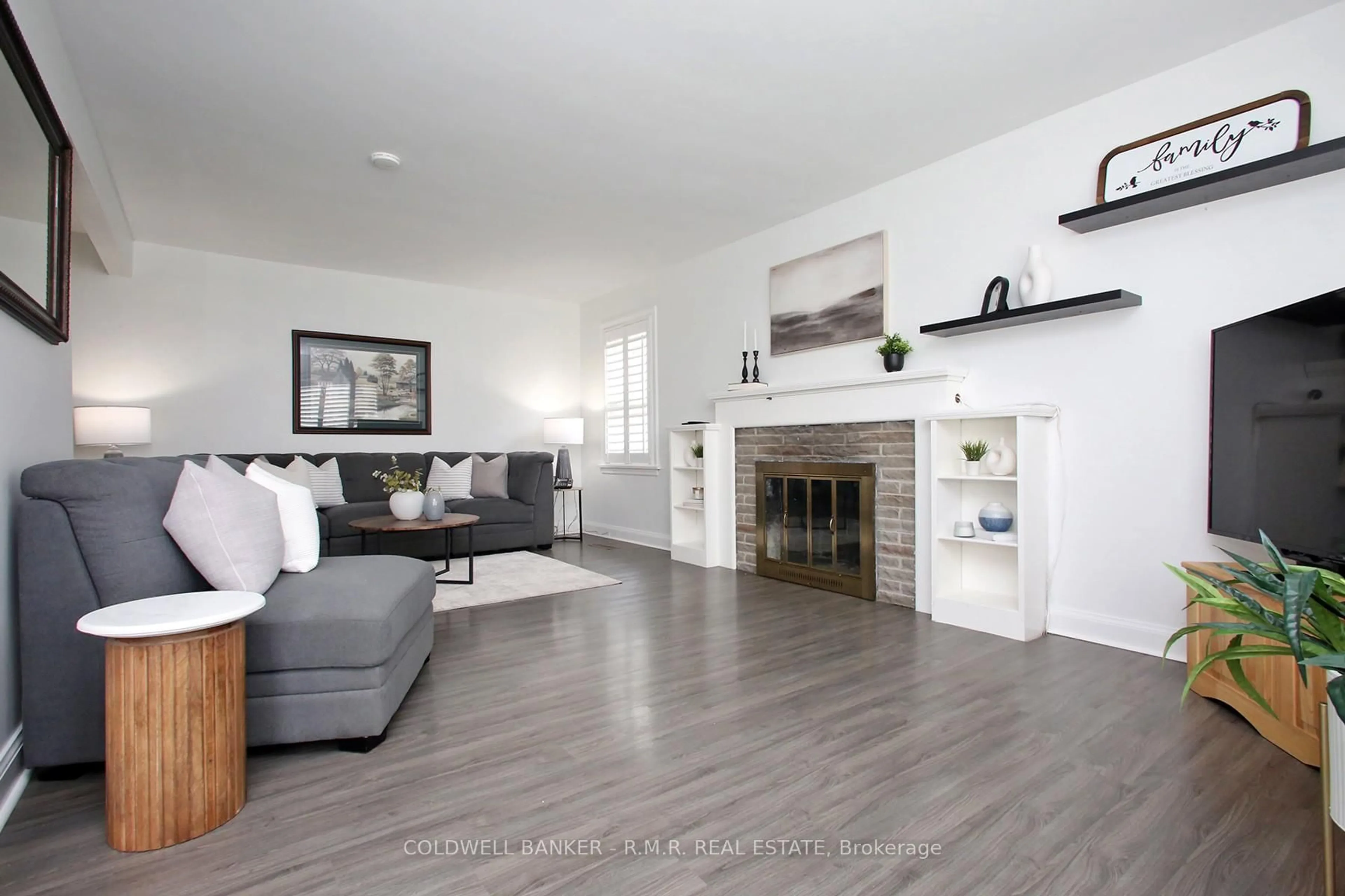 Living room with furniture, unknown for 125 Jones Ave, Oshawa Ontario L1G 3A3
