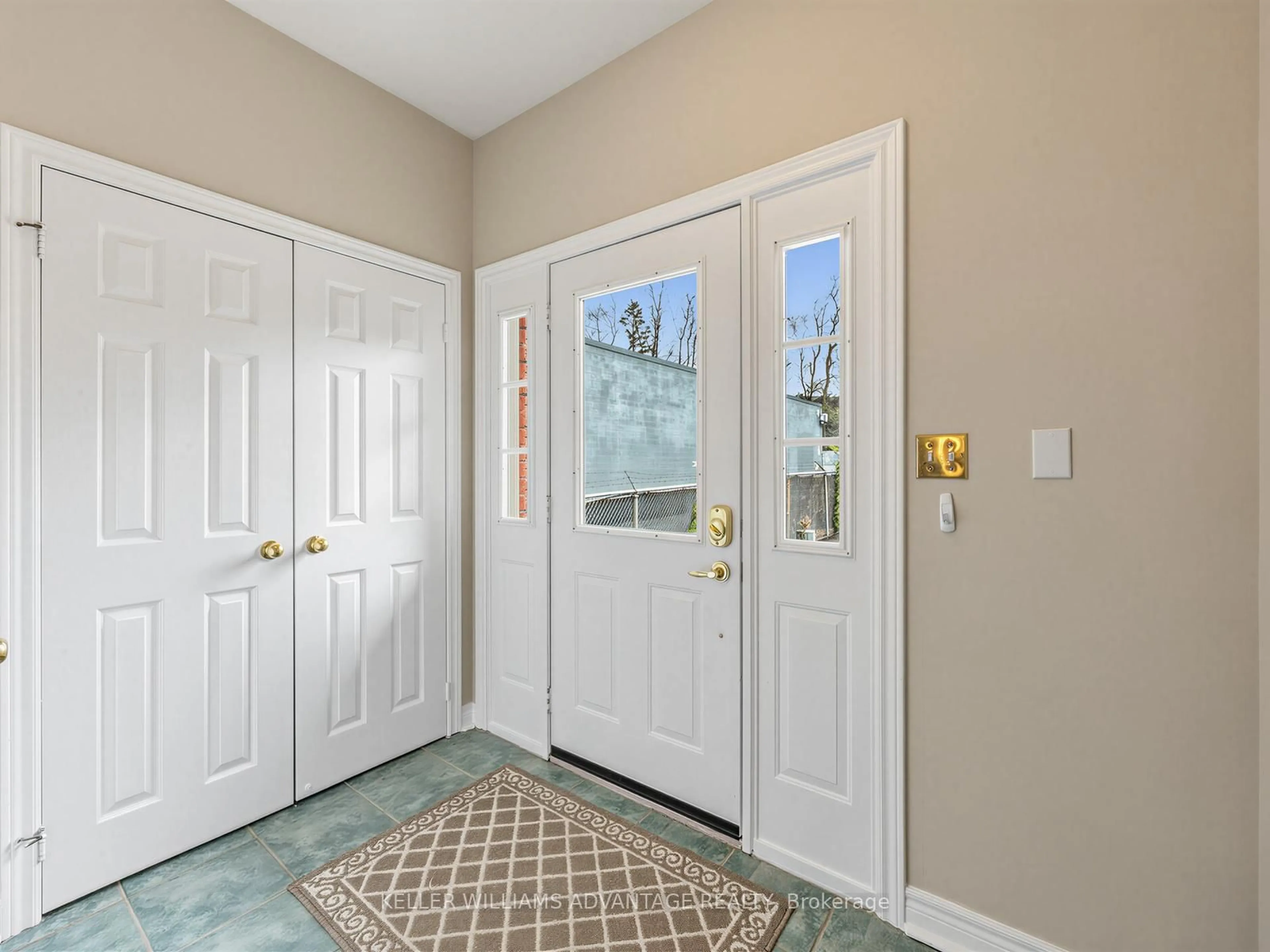Indoor entryway for 98 Coalport Dr, Toronto Ontario M1N 4B8