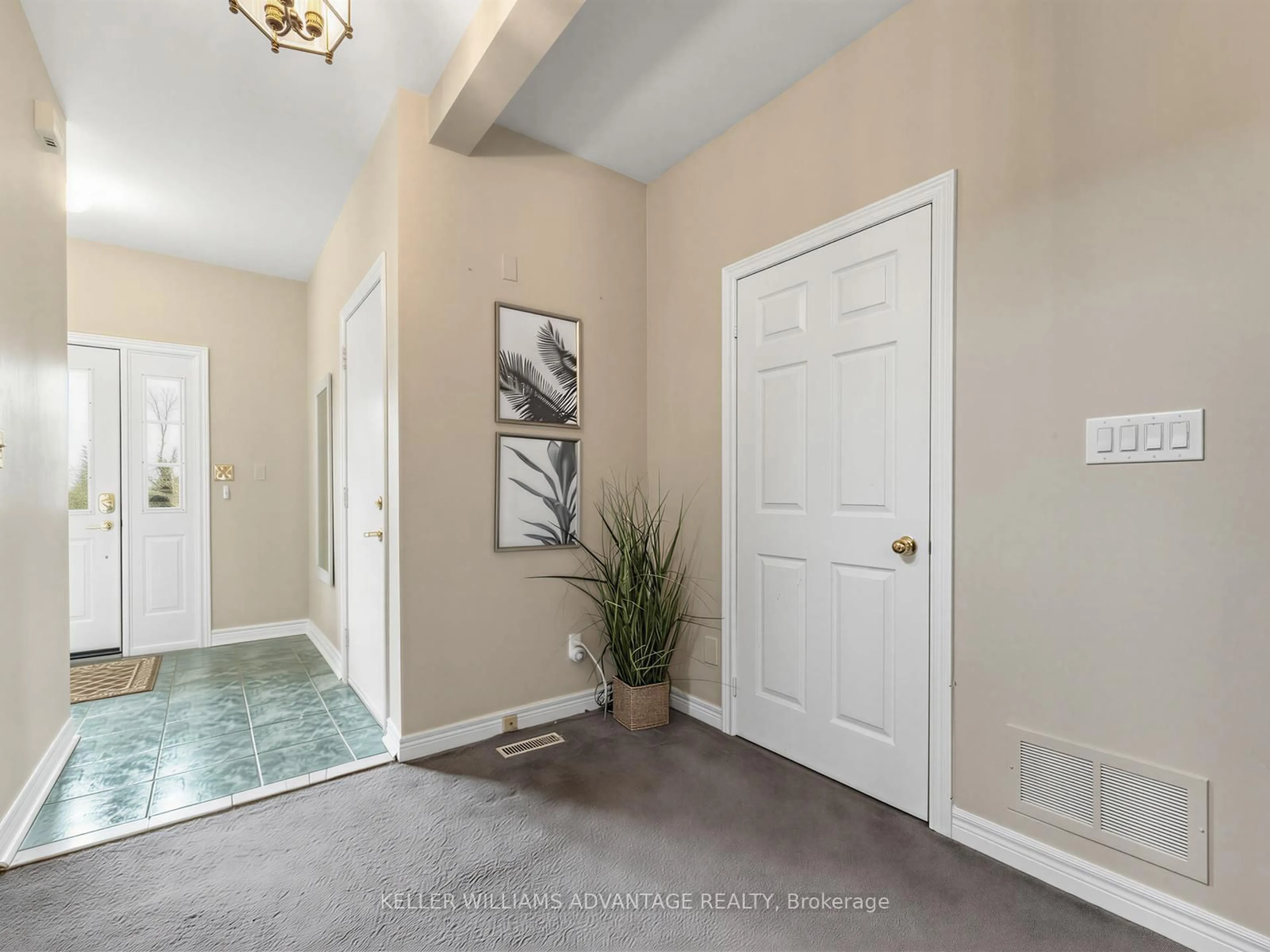 Indoor entryway for 98 Coalport Dr, Toronto Ontario M1N 4B8