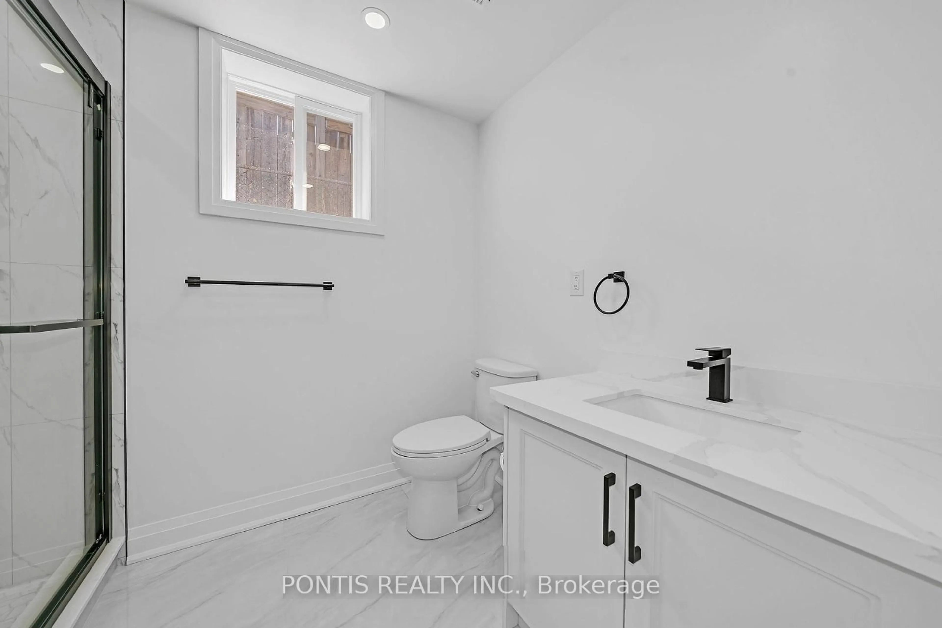 Standard bathroom, ceramic/tile floor for 110 Michael Blvd, Whitby Ontario L1N 5V9