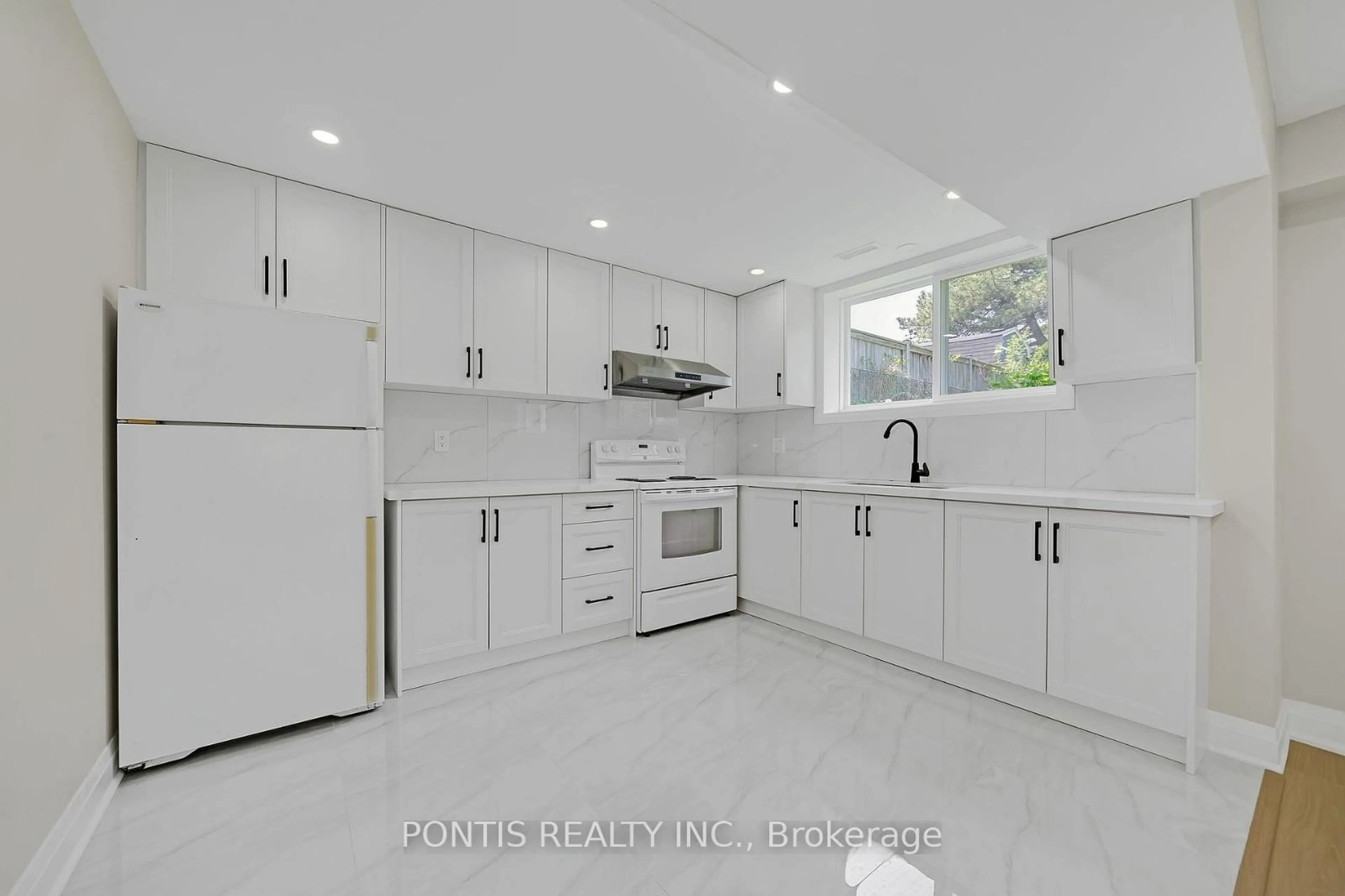 Open concept kitchen, ceramic/tile floor for 110 Michael Blvd, Whitby Ontario L1N 5V9