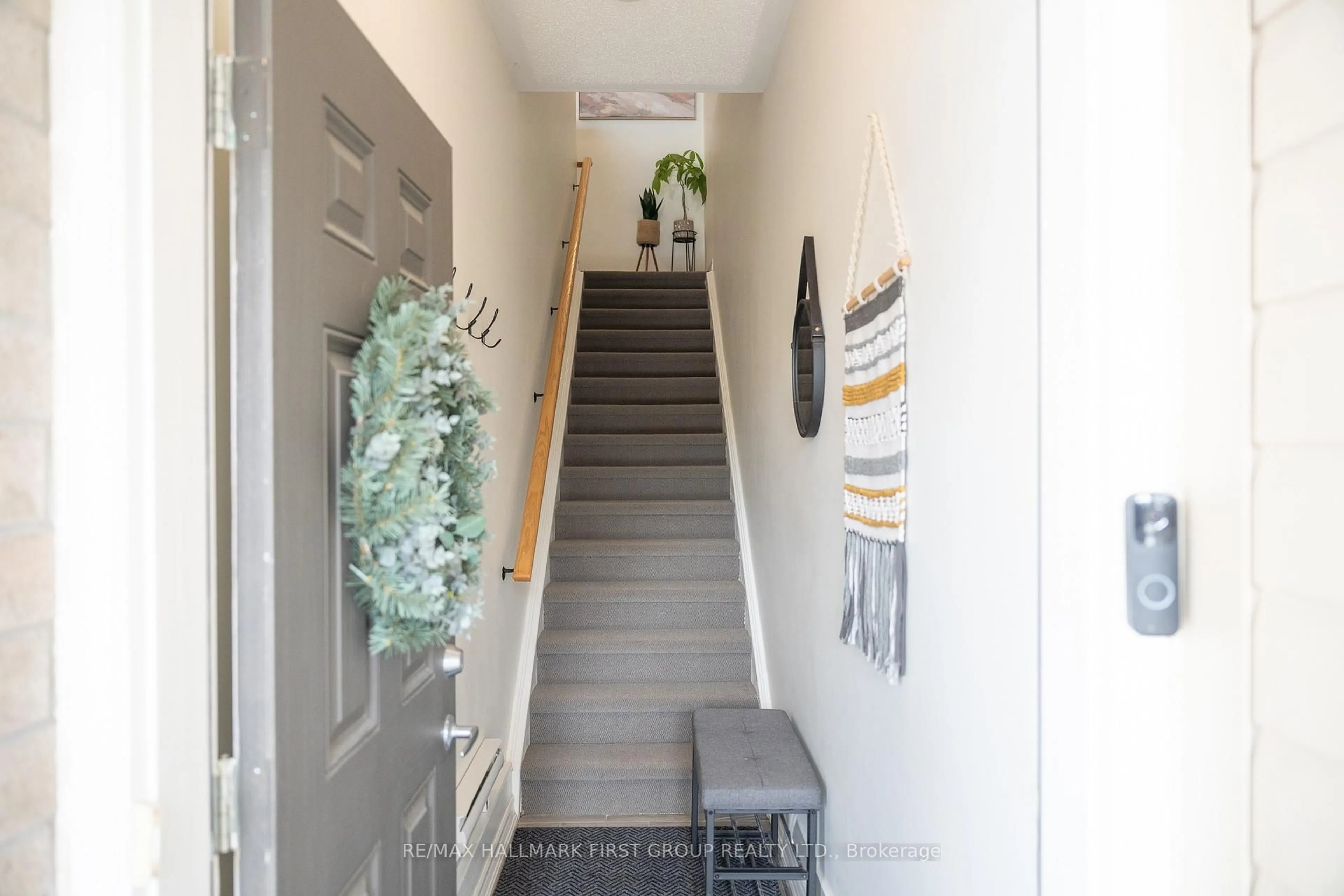 Indoor entryway for 1430 Gord Vinson Ave #33, Clarington Ontario L1E 0J6