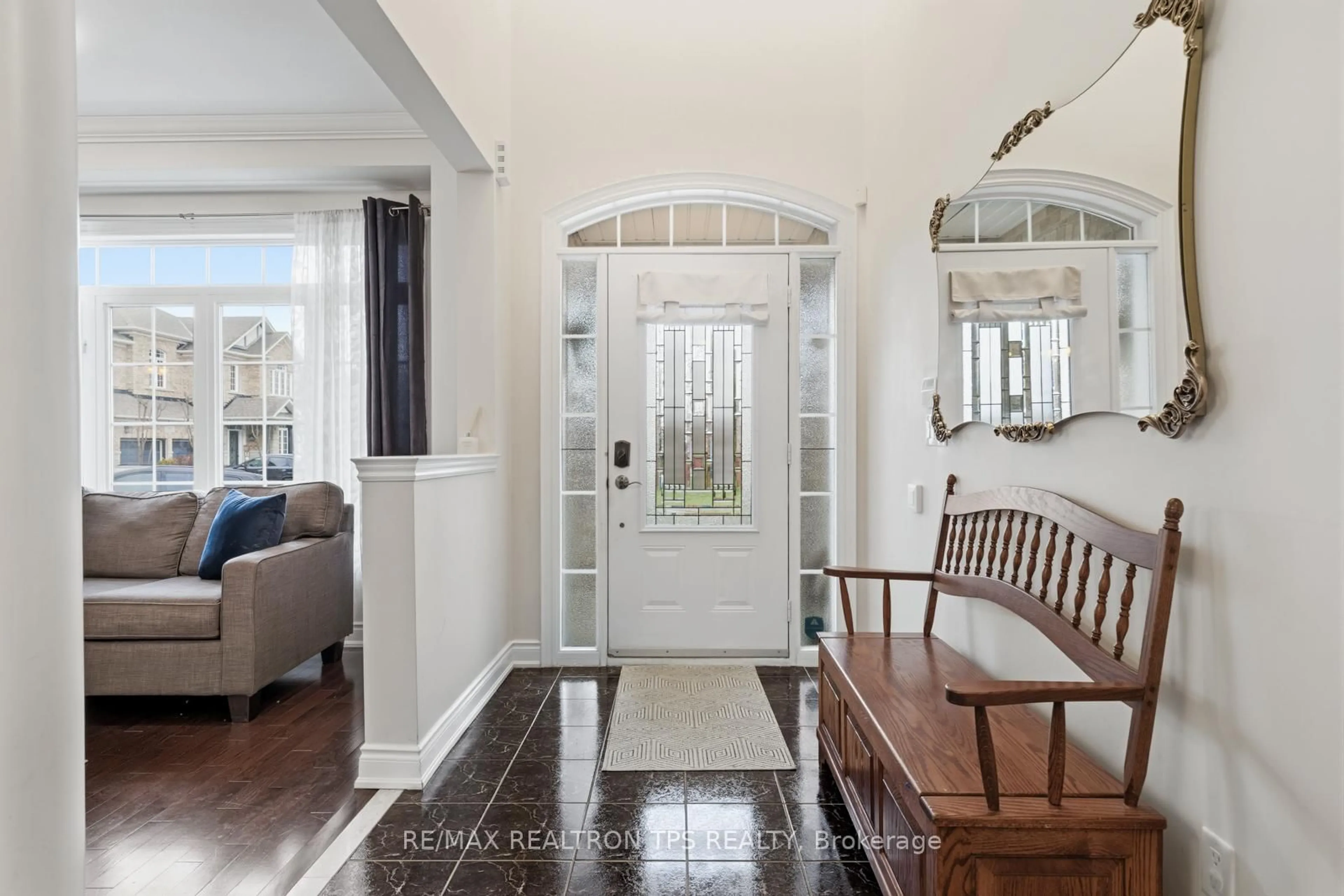 Indoor entryway for 555 Kingsfield Loop, Oshawa Ontario L1K 0H8