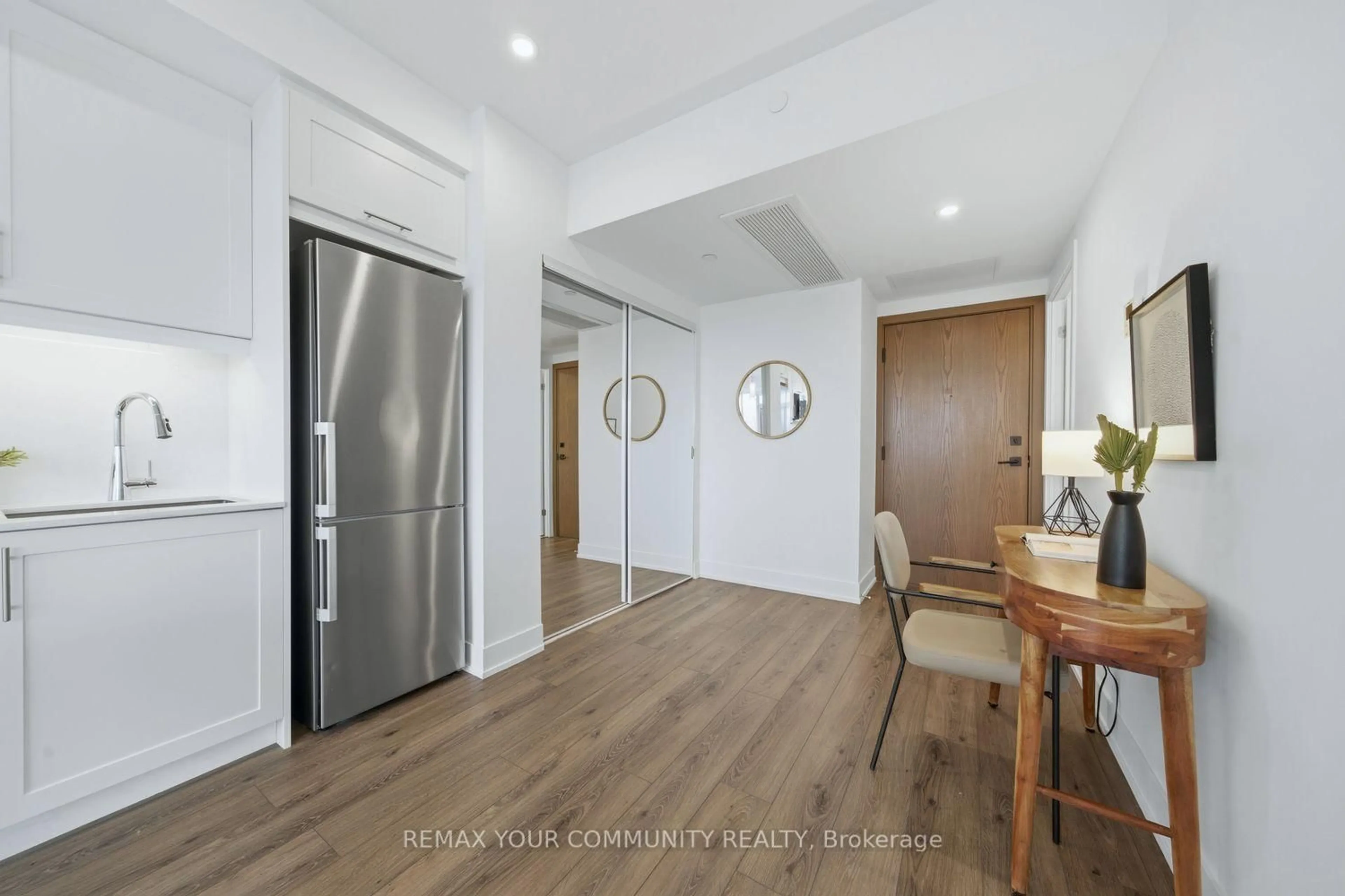 Indoor entryway for 1316 Kingston Rd #305, Toronto Ontario M1N 1P6