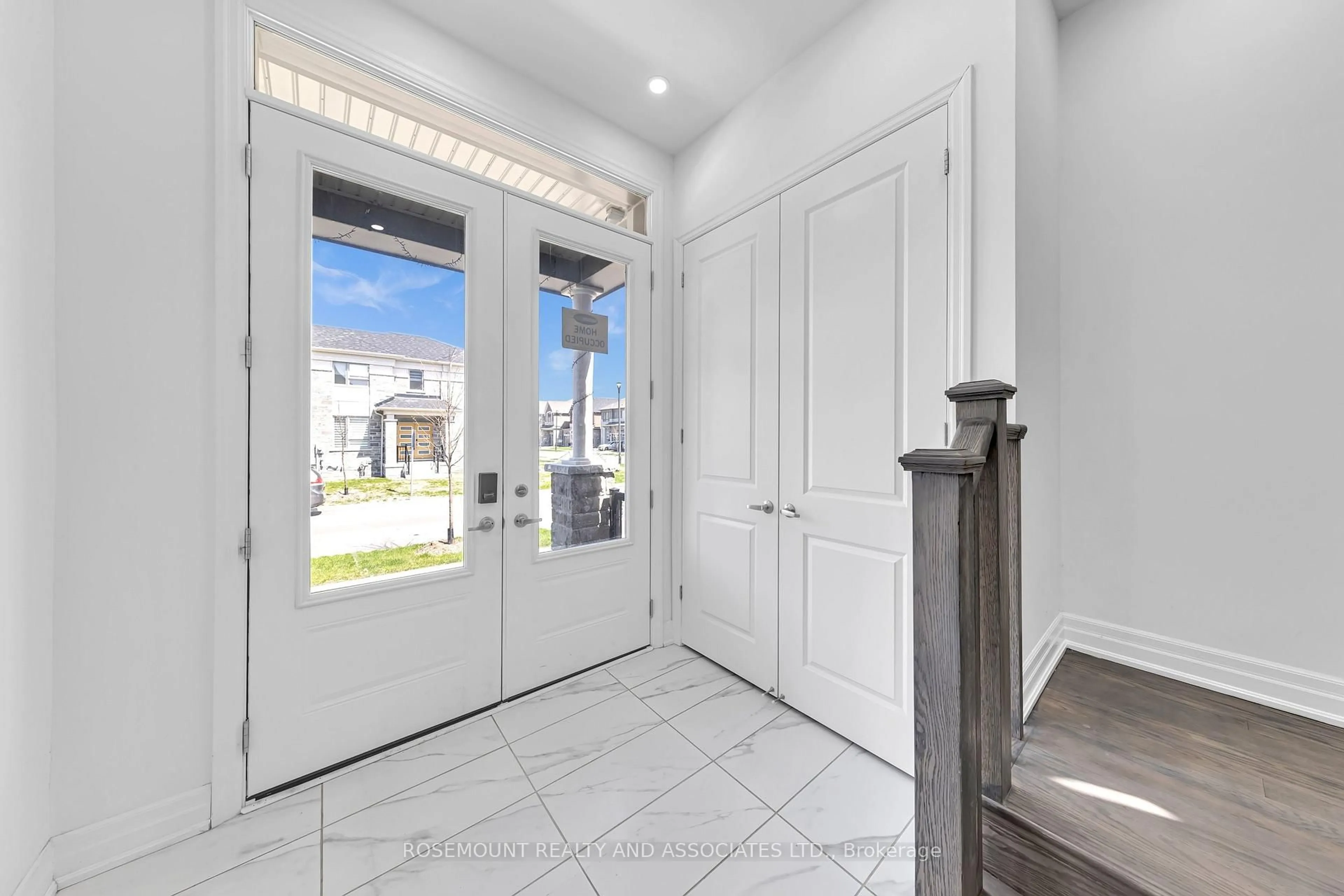 Indoor entryway for 1423 Swallowtail Lane, Pickering Ontario L1X 0N8