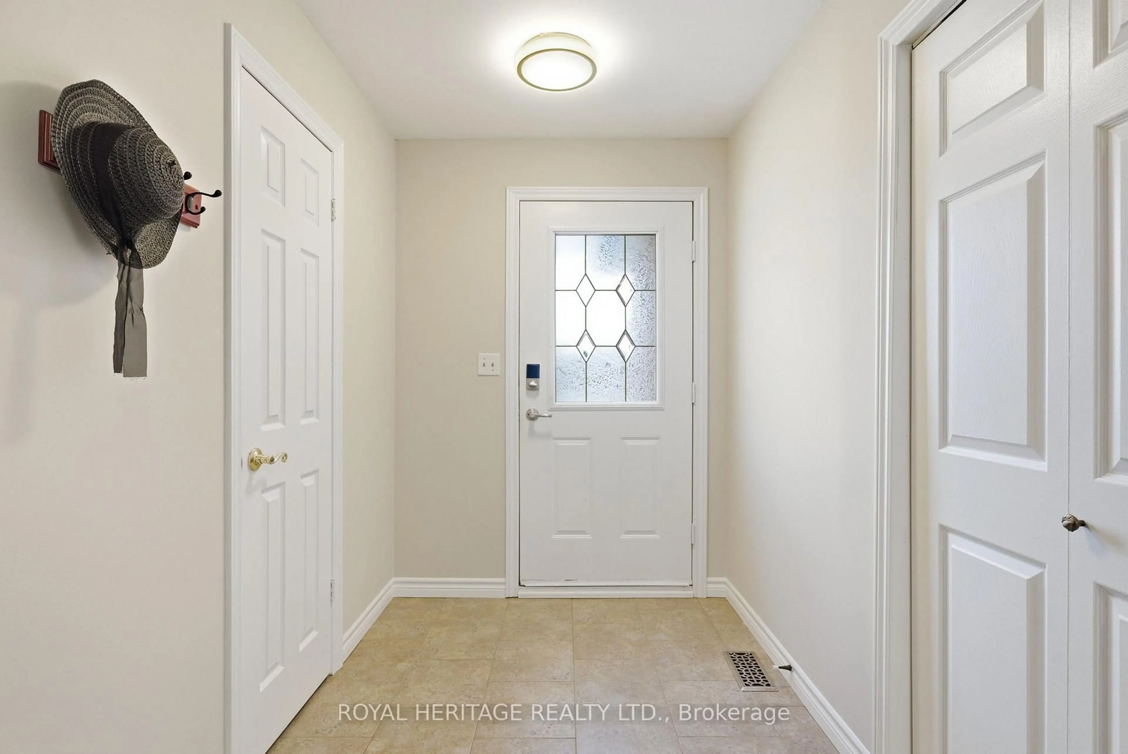 Indoor entryway for 24 Summerlea Crt, Clarington Ontario L1E 1B5