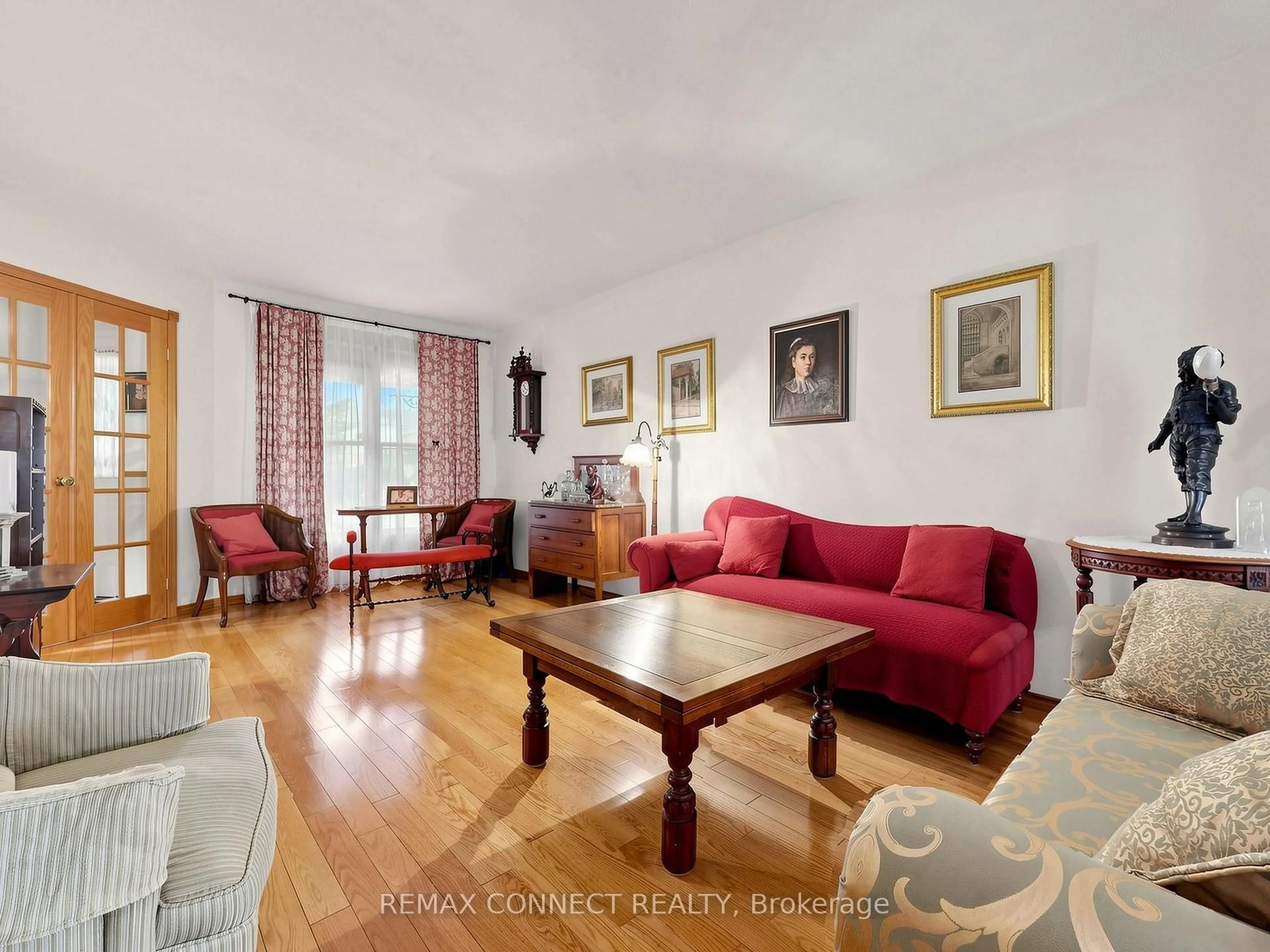 Living room with furniture, wood/laminate floor for 60 Starspray Blvd, Toronto Ontario M1C 4P3