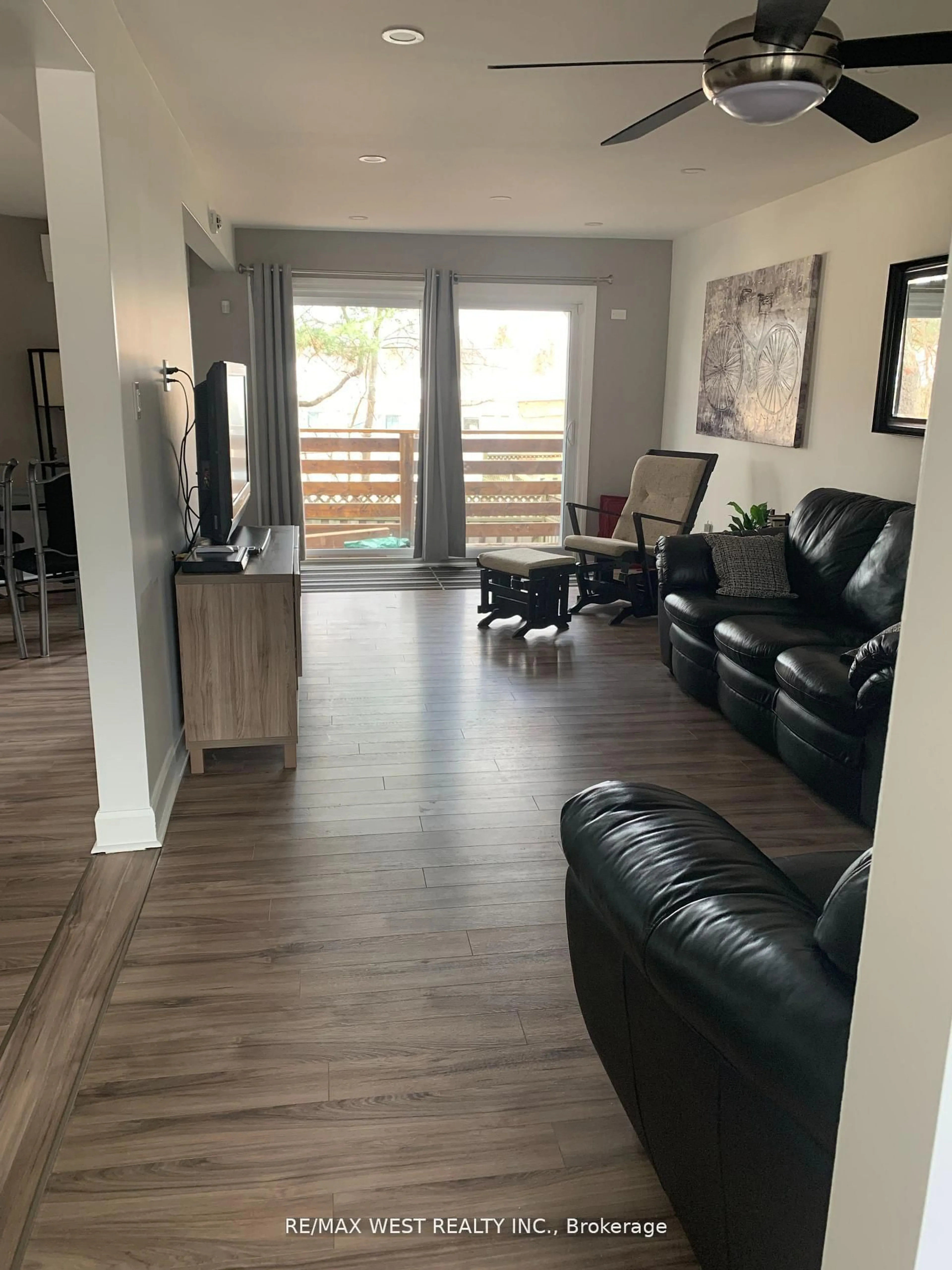 Living room with furniture, wood/laminate floor for 3100 Kingston Rd #14, Toronto Ontario M1M 3T4