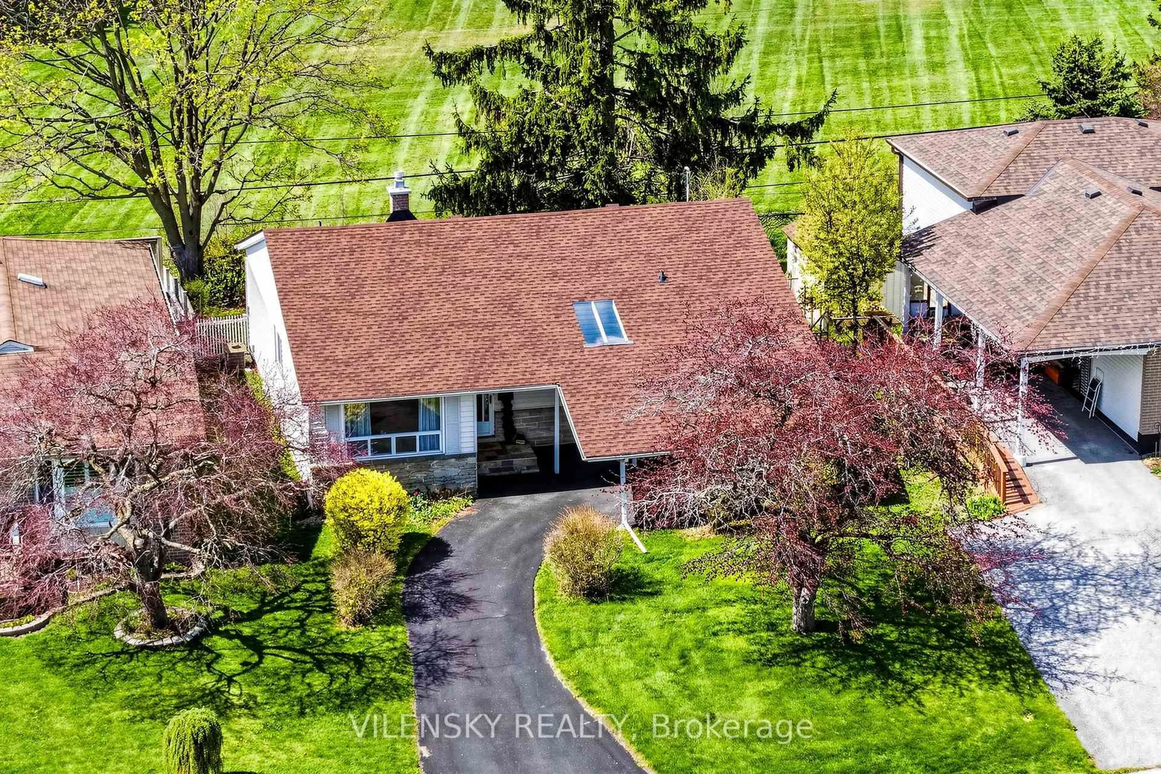 A pic from outside/outdoor area/front of a property/back of a property/a pic from drone, unknown for 710 Kingfisher Dr, Pickering Ontario L1W 1X5