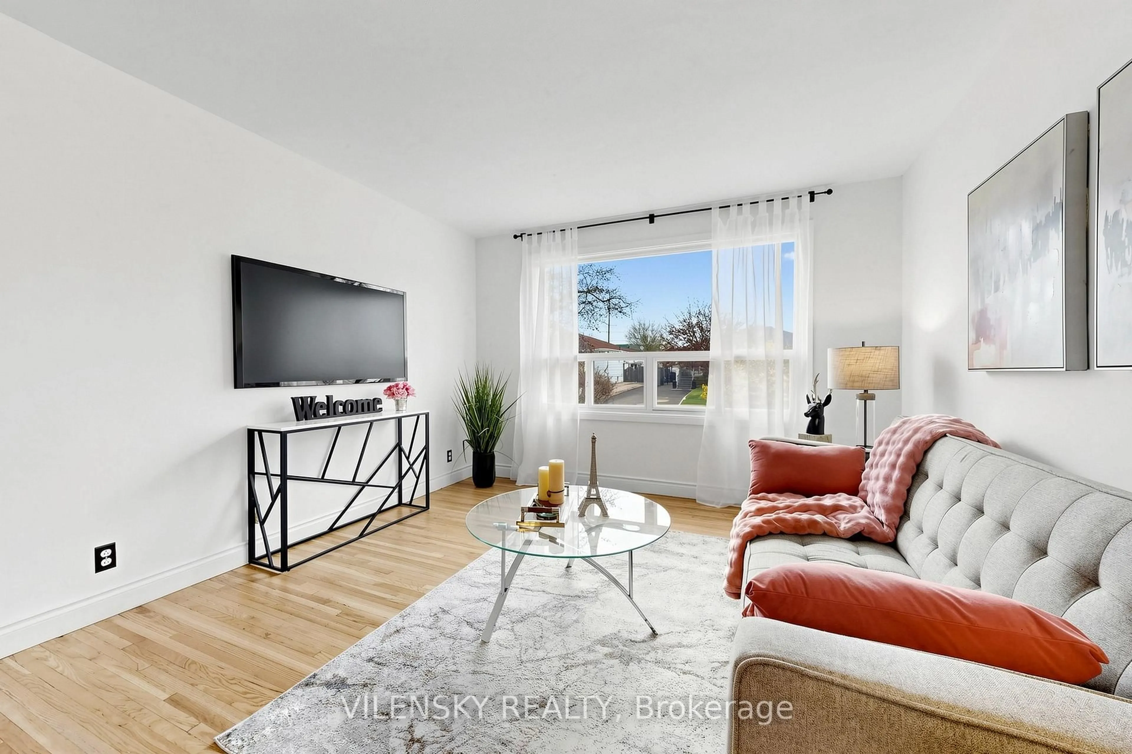 Living room with furniture, unknown for 710 Kingfisher Dr, Pickering Ontario L1W 1X5