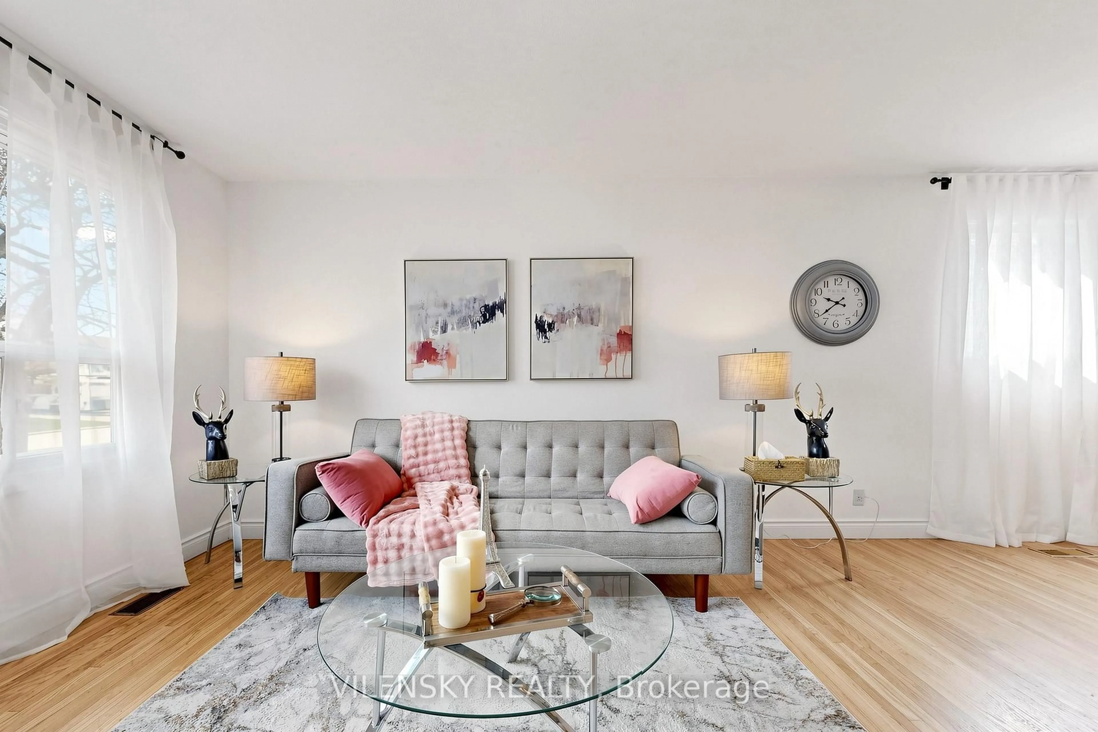 Living room with furniture, unknown for 710 Kingfisher Dr, Pickering Ontario L1W 1X5