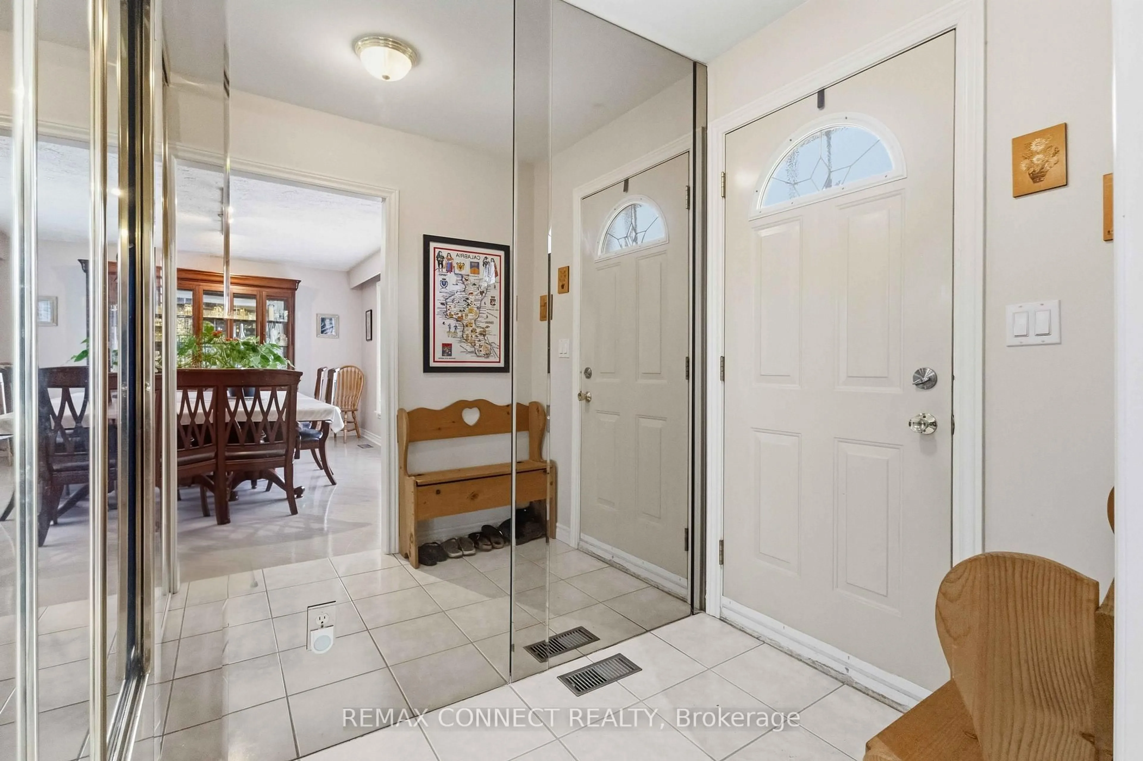 Indoor entryway for 1805 Woodview Ave, Pickering Ontario L1V 1L3