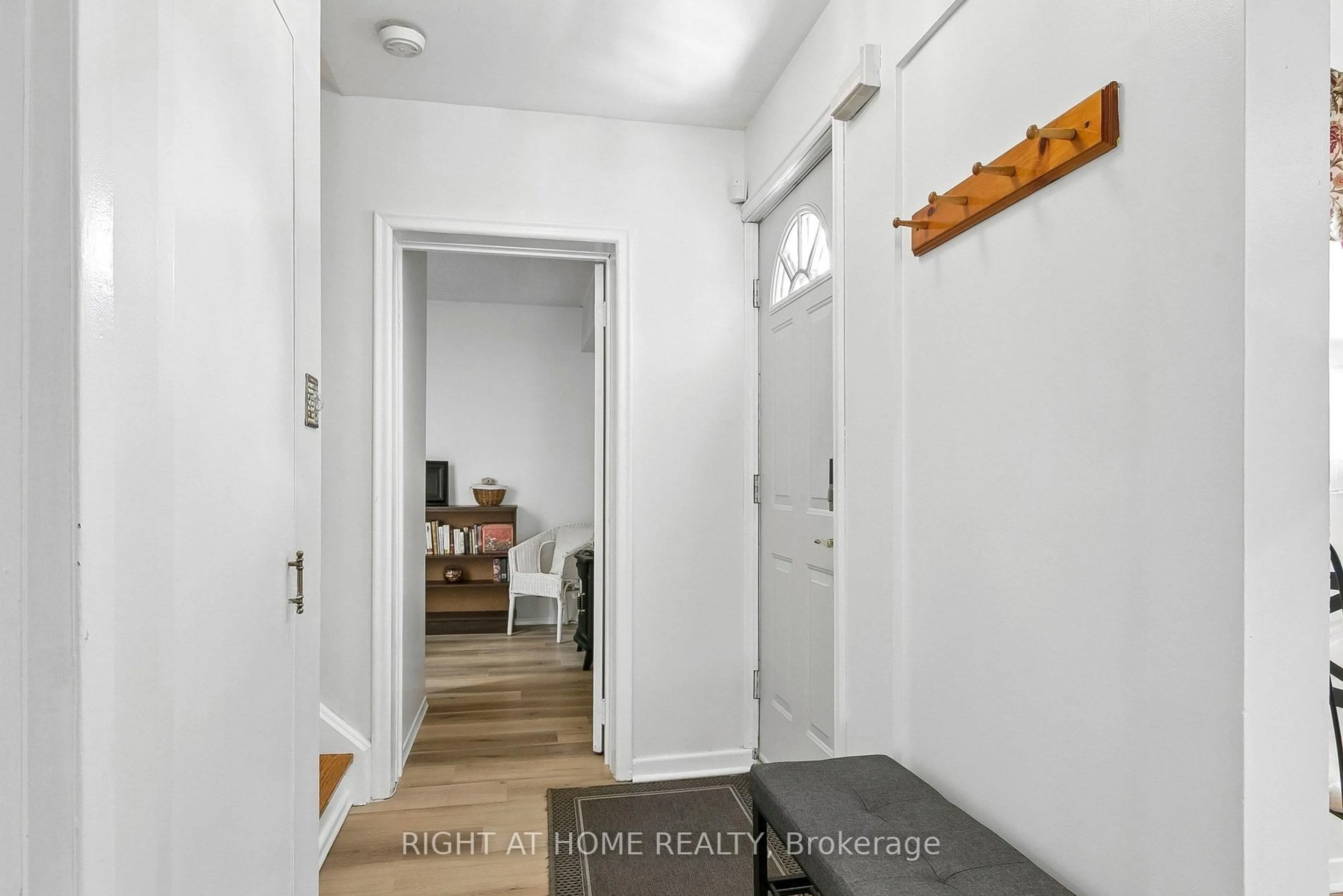 Indoor entryway for 10 Sachems Pl, Toronto Ontario M1B 1E6
