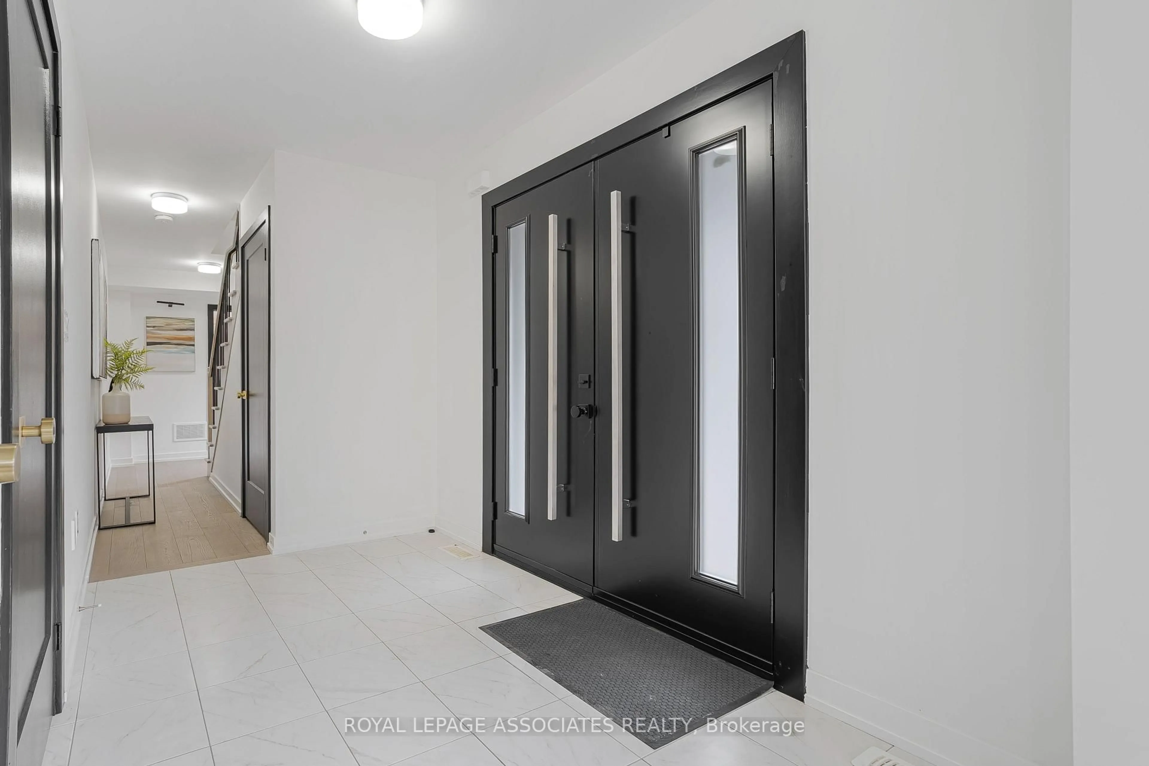 Indoor entryway for 1662 Hidden Valley Glen, Pickering Ontario L1X 0H7