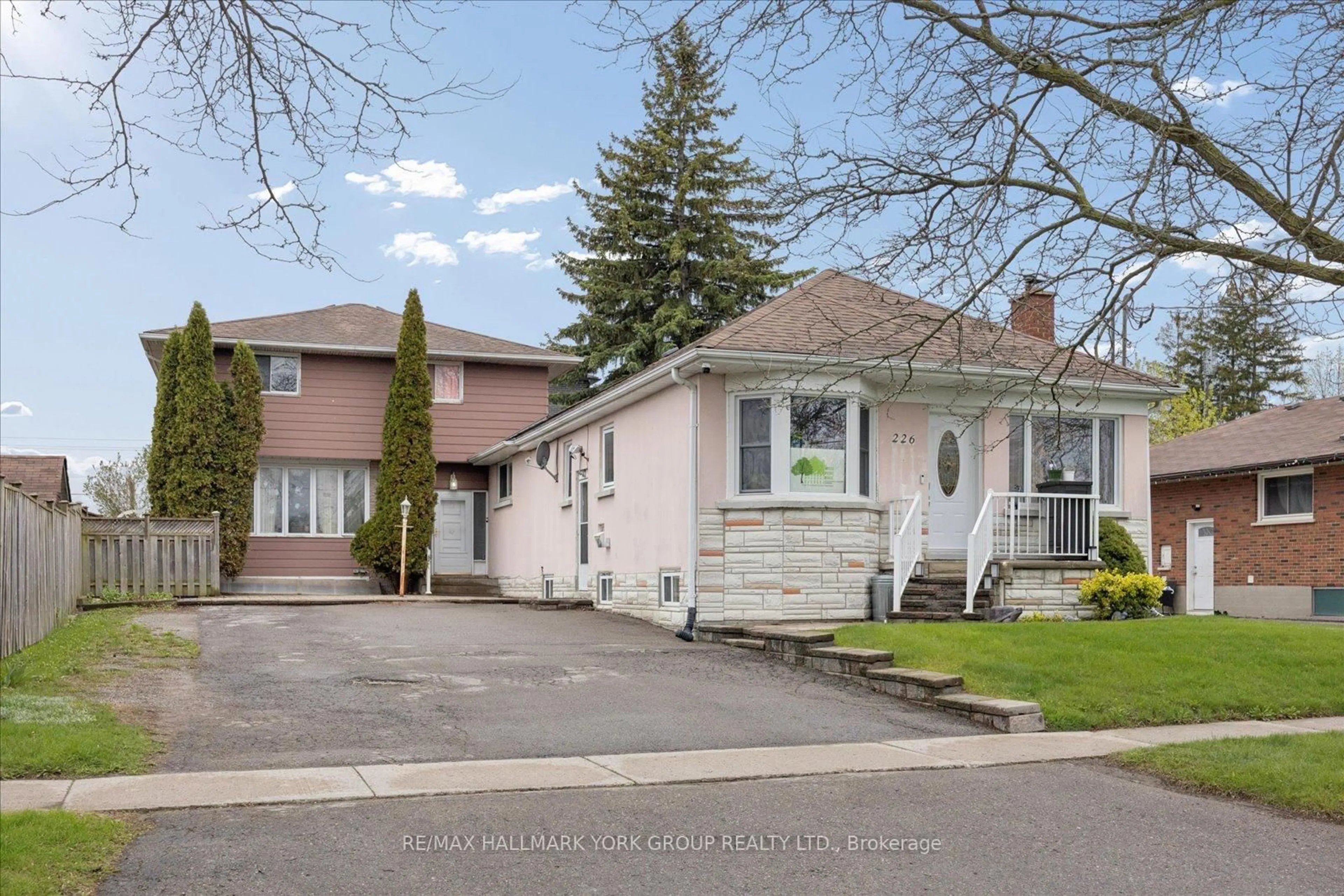 Home with vinyl exterior material, street for 226 Cromwell Ave, Oshawa Ontario L1J 4T8
