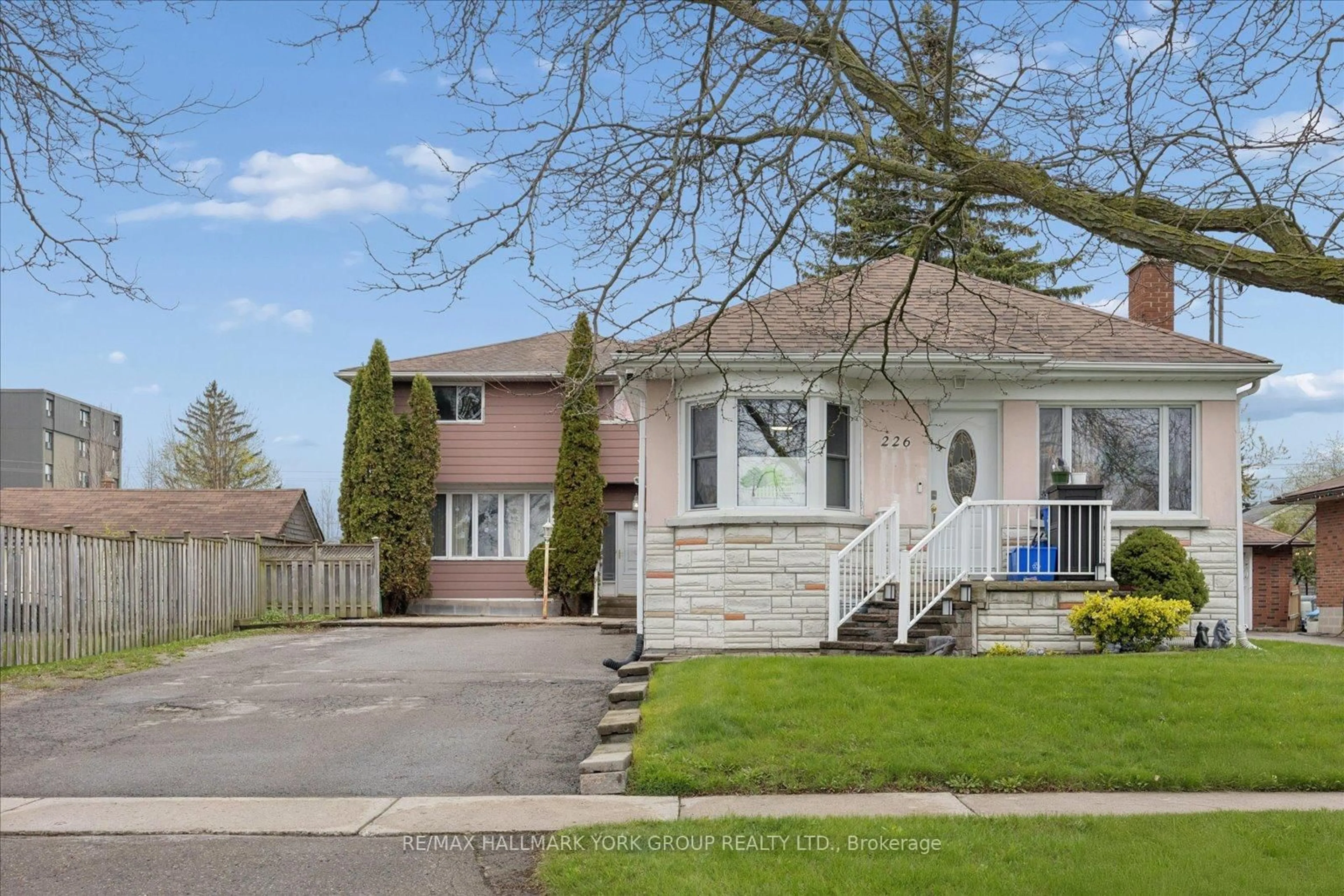 Home with vinyl exterior material, street for 226 Cromwell Ave, Oshawa Ontario L1J 4T8