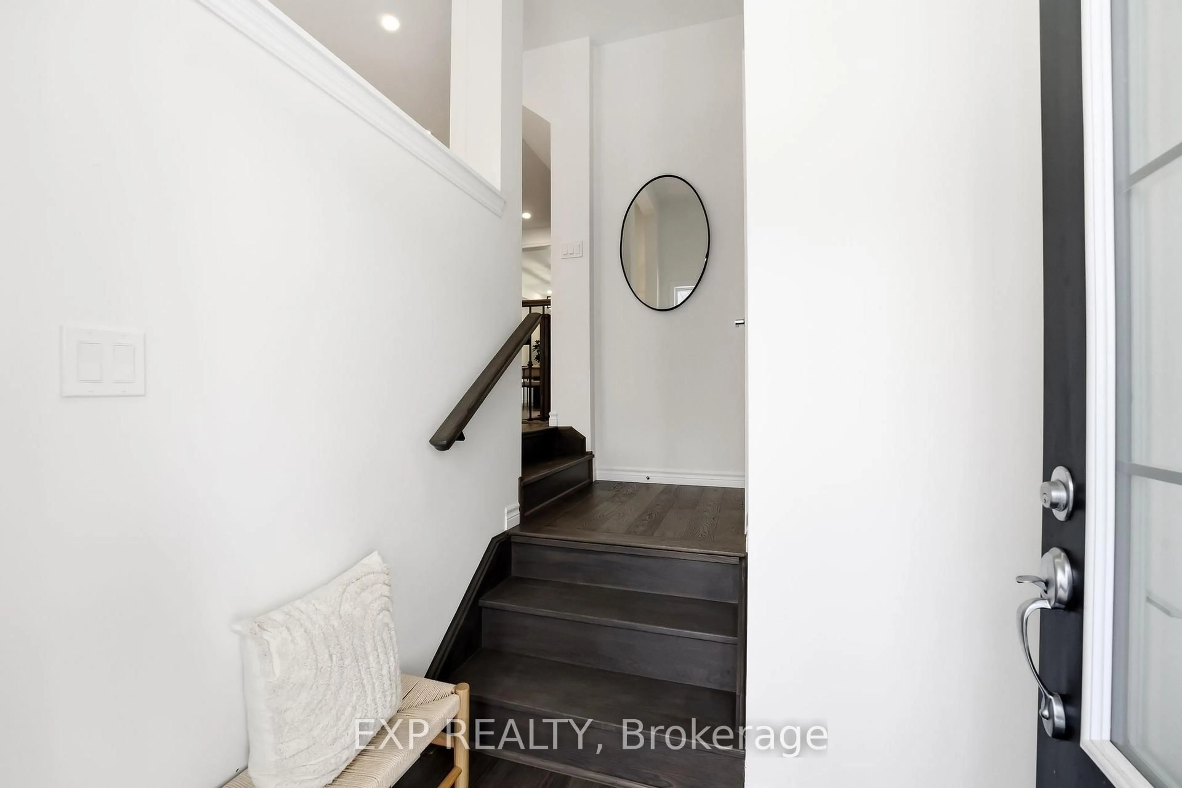 Indoor entryway for 31 Shand Lane, Scugog Ontario L9L 0C7