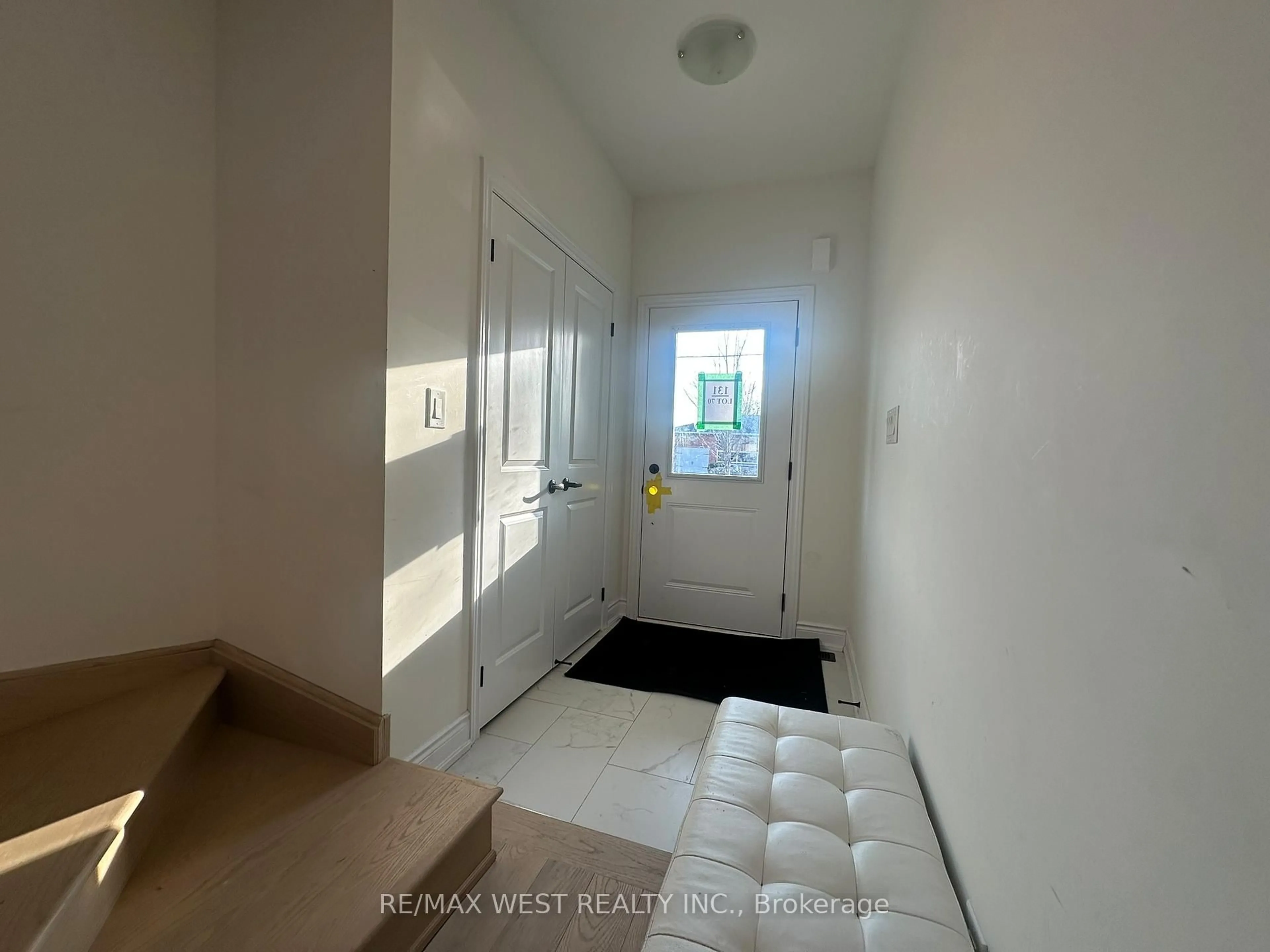 Indoor entryway for 131 Guelph St, Oshawa Ontario L1H 6H8