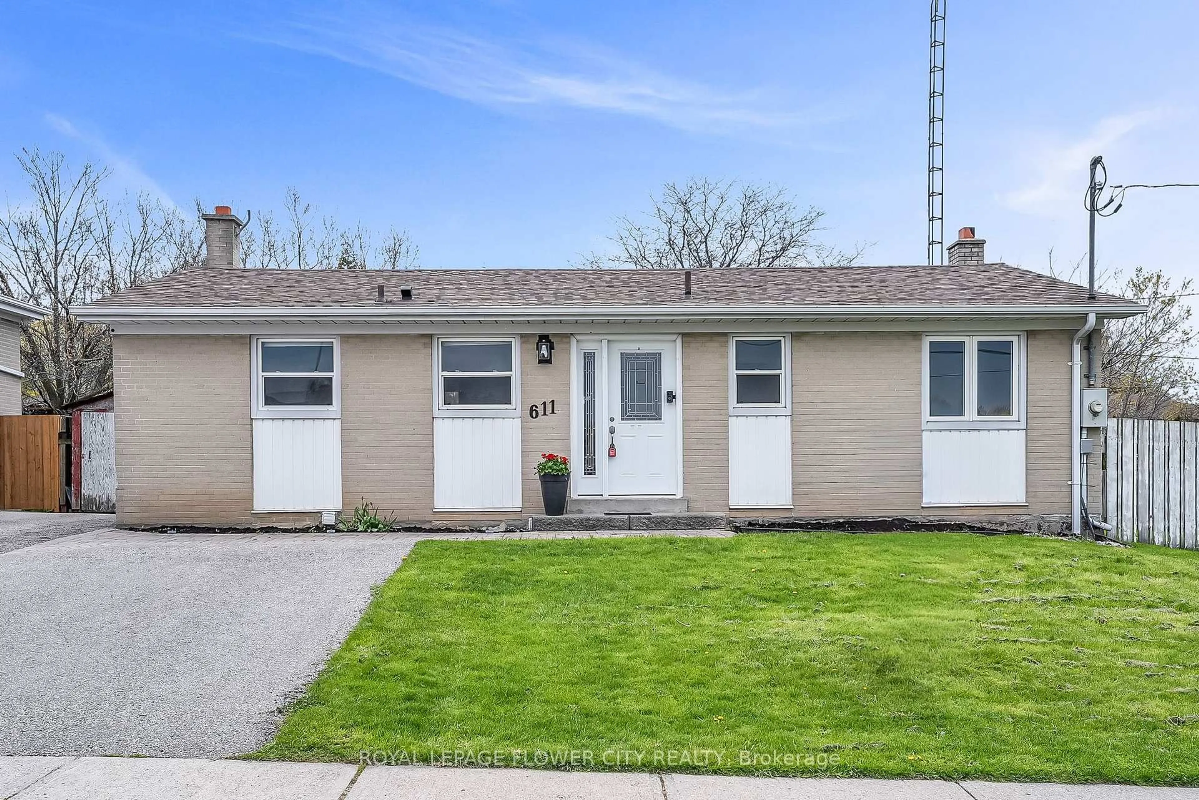 Home with vinyl exterior material, street for 611 Harriet St, Whitby Ontario L1N 1L4