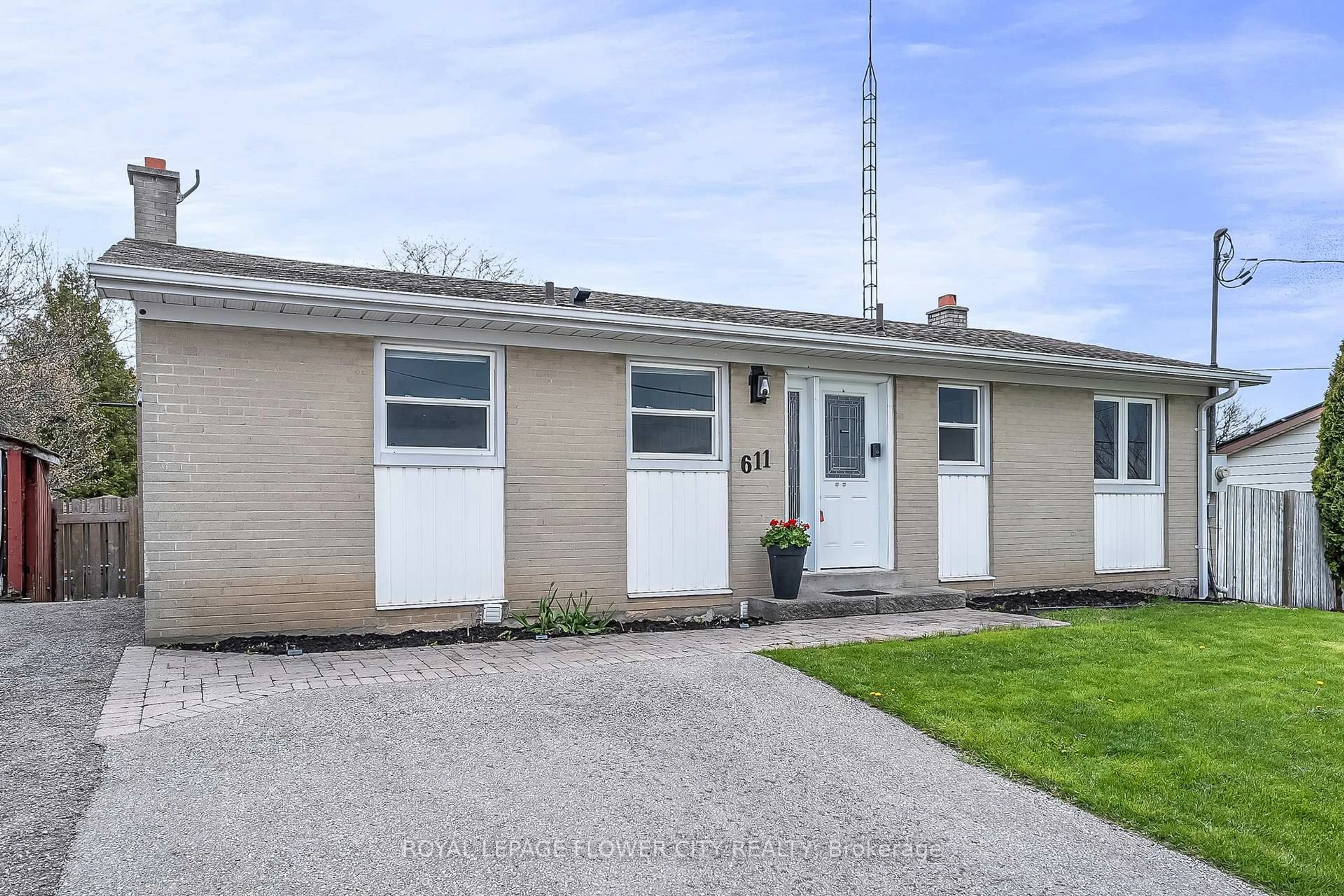 A pic from outside/outdoor area/front of a property/back of a property/a pic from drone, street for 611 Harriet St, Whitby Ontario L1N 1L4