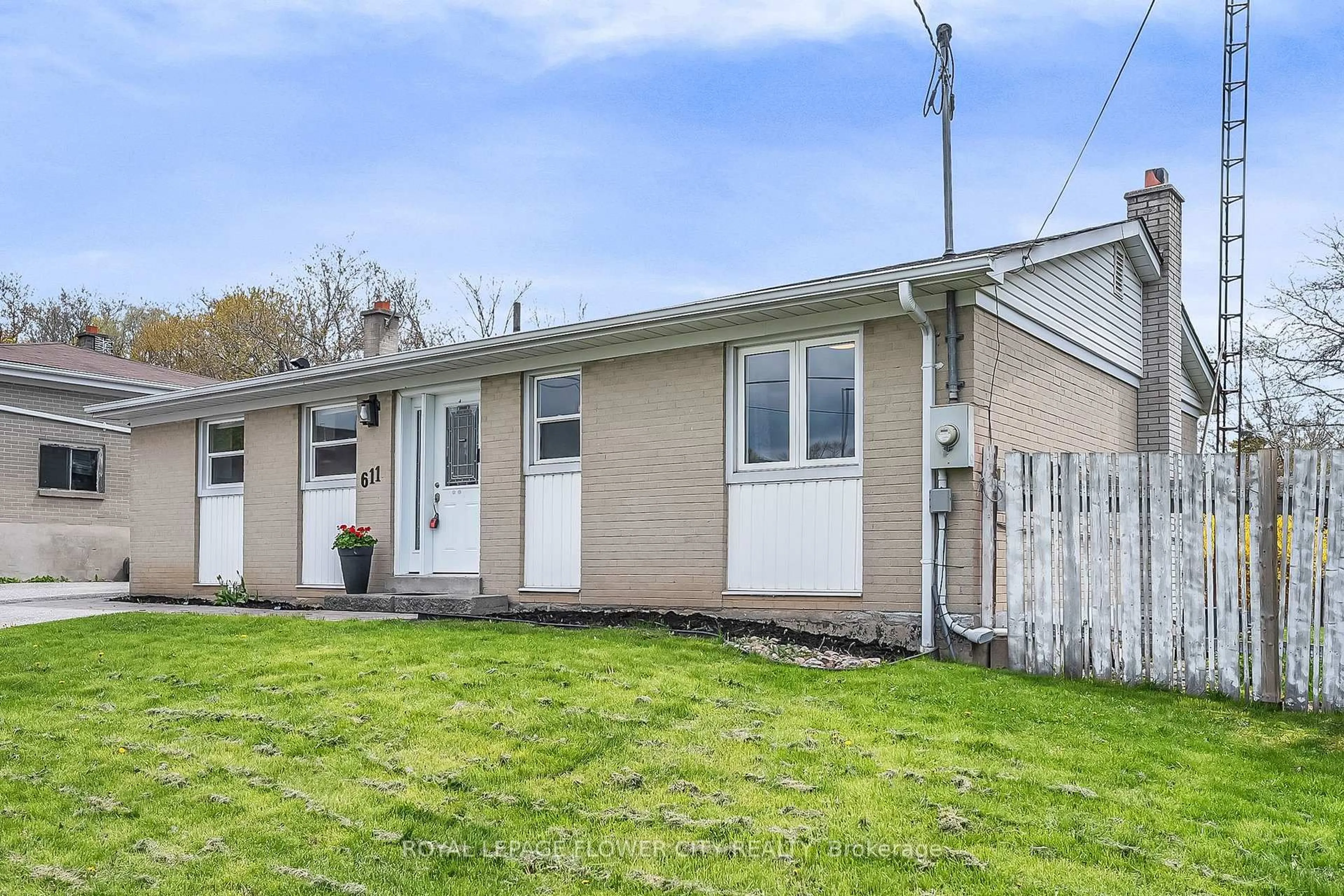 Home with vinyl exterior material, street for 611 Harriet St, Whitby Ontario L1N 1L4