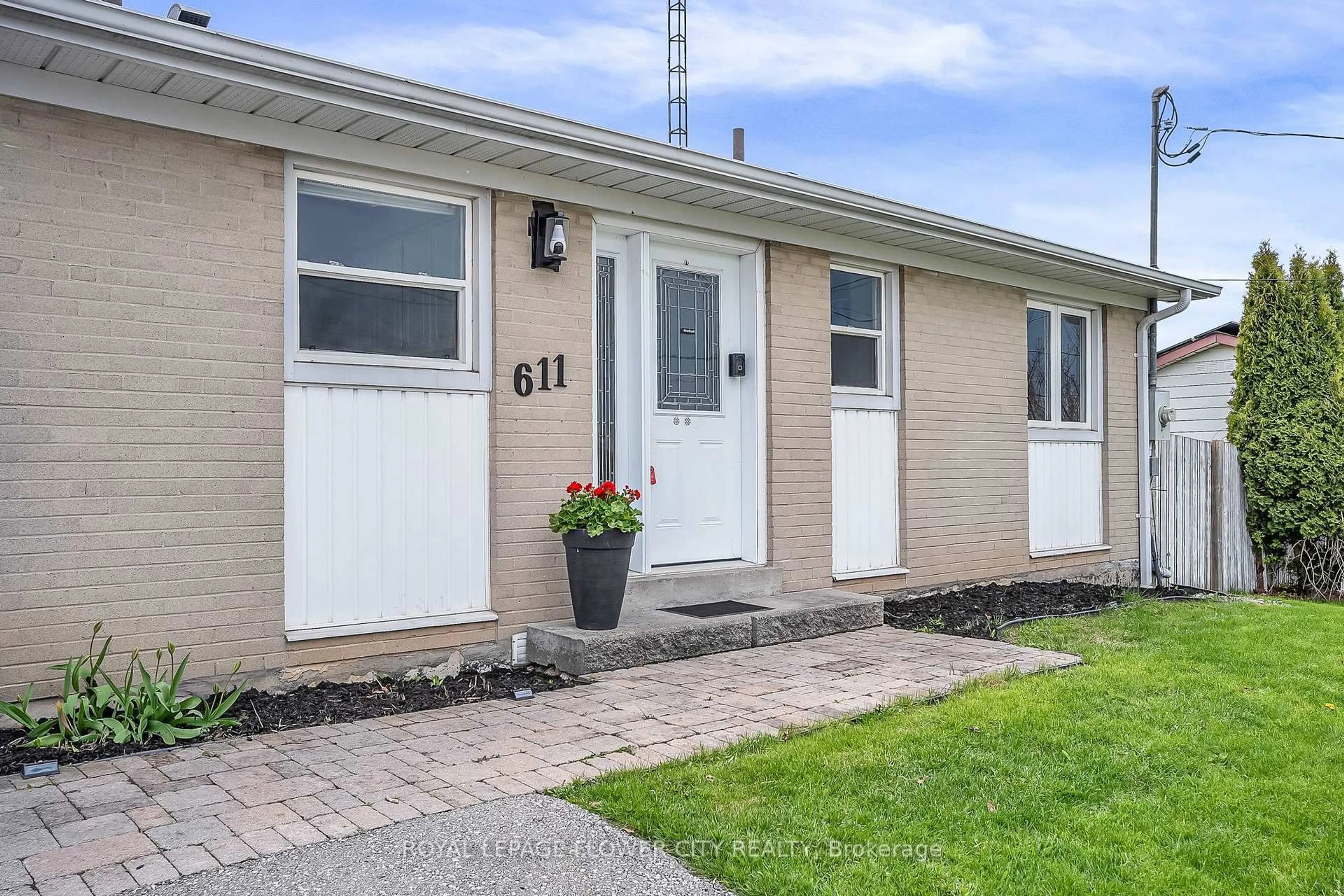 Home with vinyl exterior material, street for 611 Harriet St, Whitby Ontario L1N 1L4