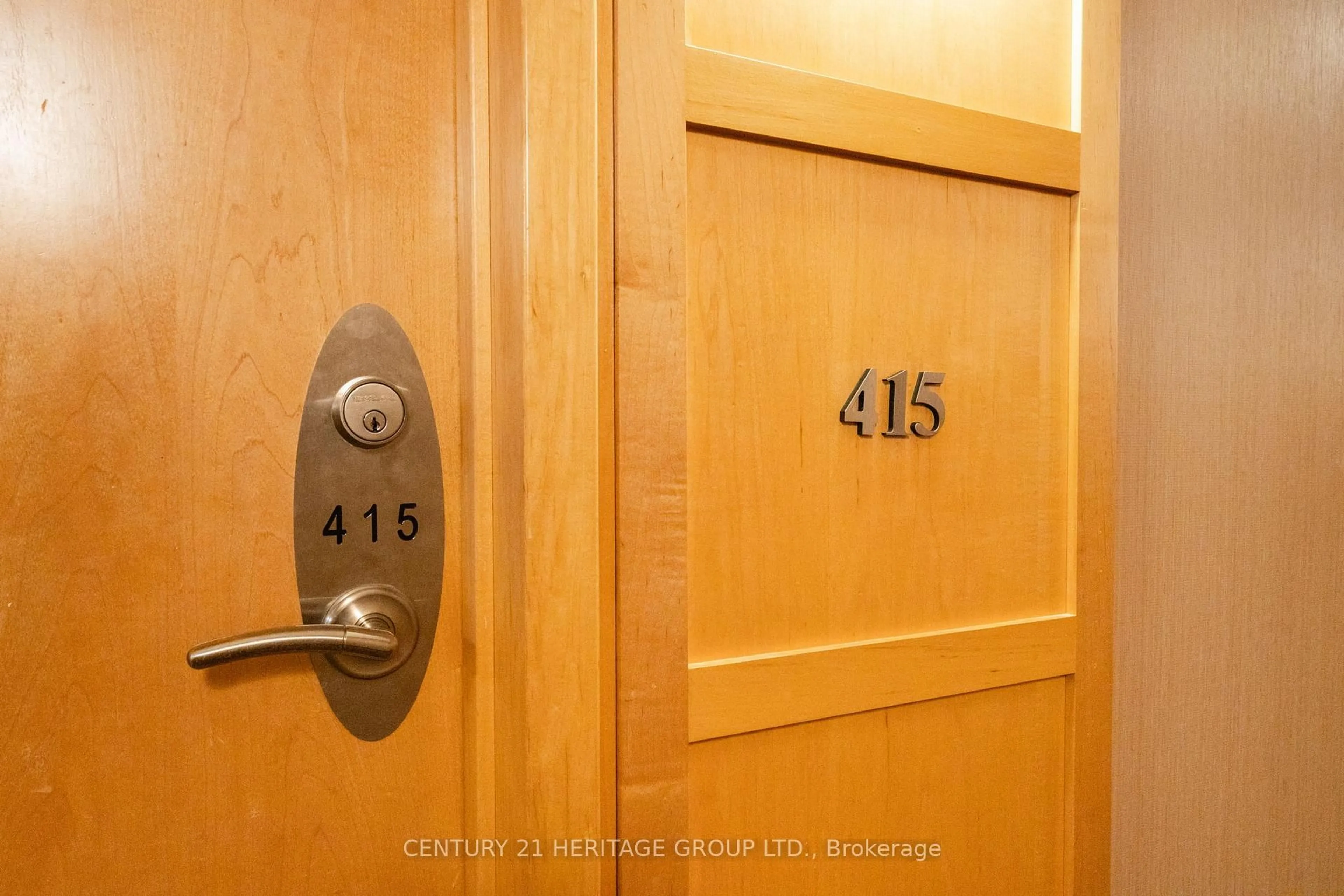 Indoor foyer for 8 Mondeo Dr #415, Toronto Ontario M1P 5C7