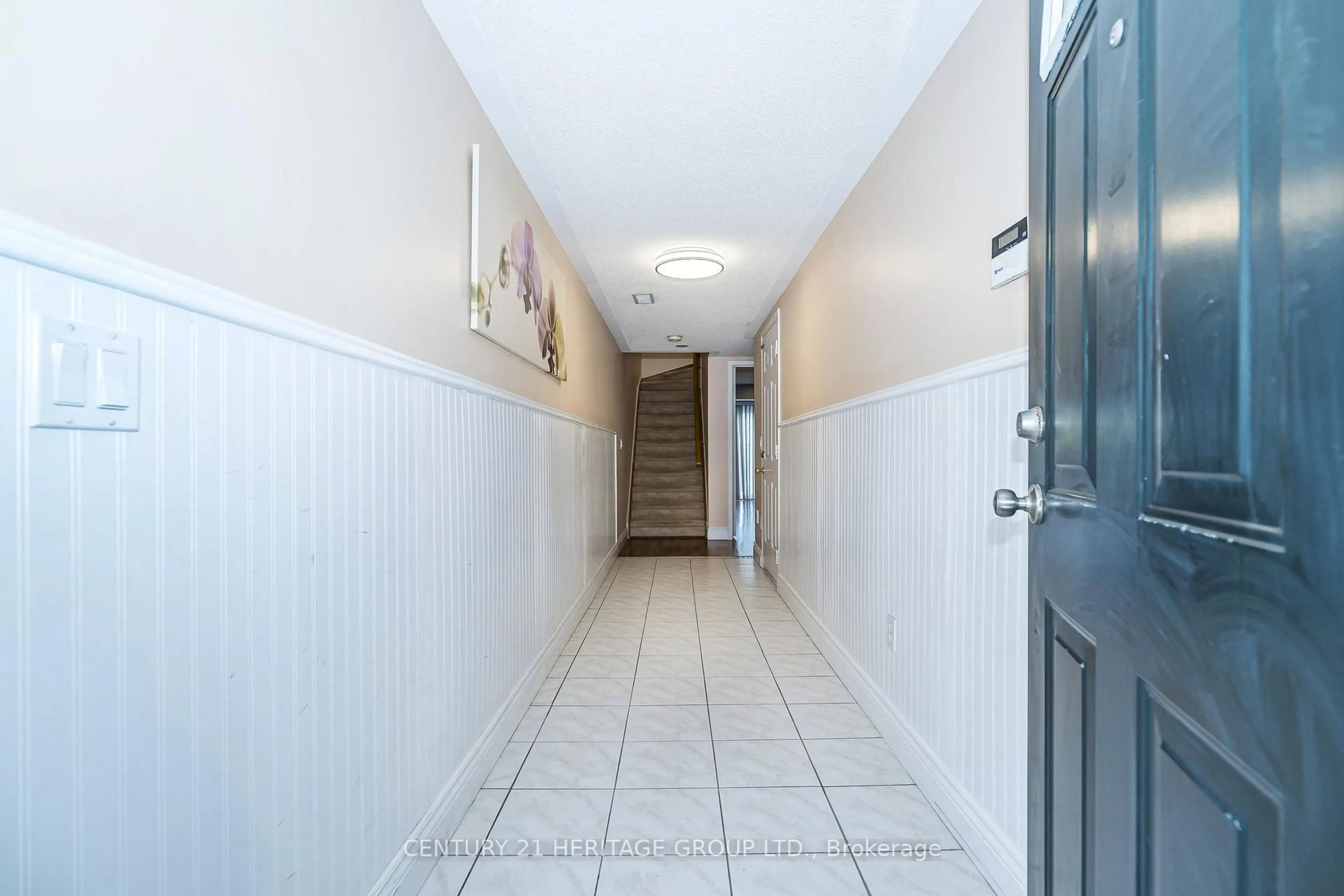 Indoor foyer for 164 Jenkinson Way, Toronto Ontario M1P 5H4