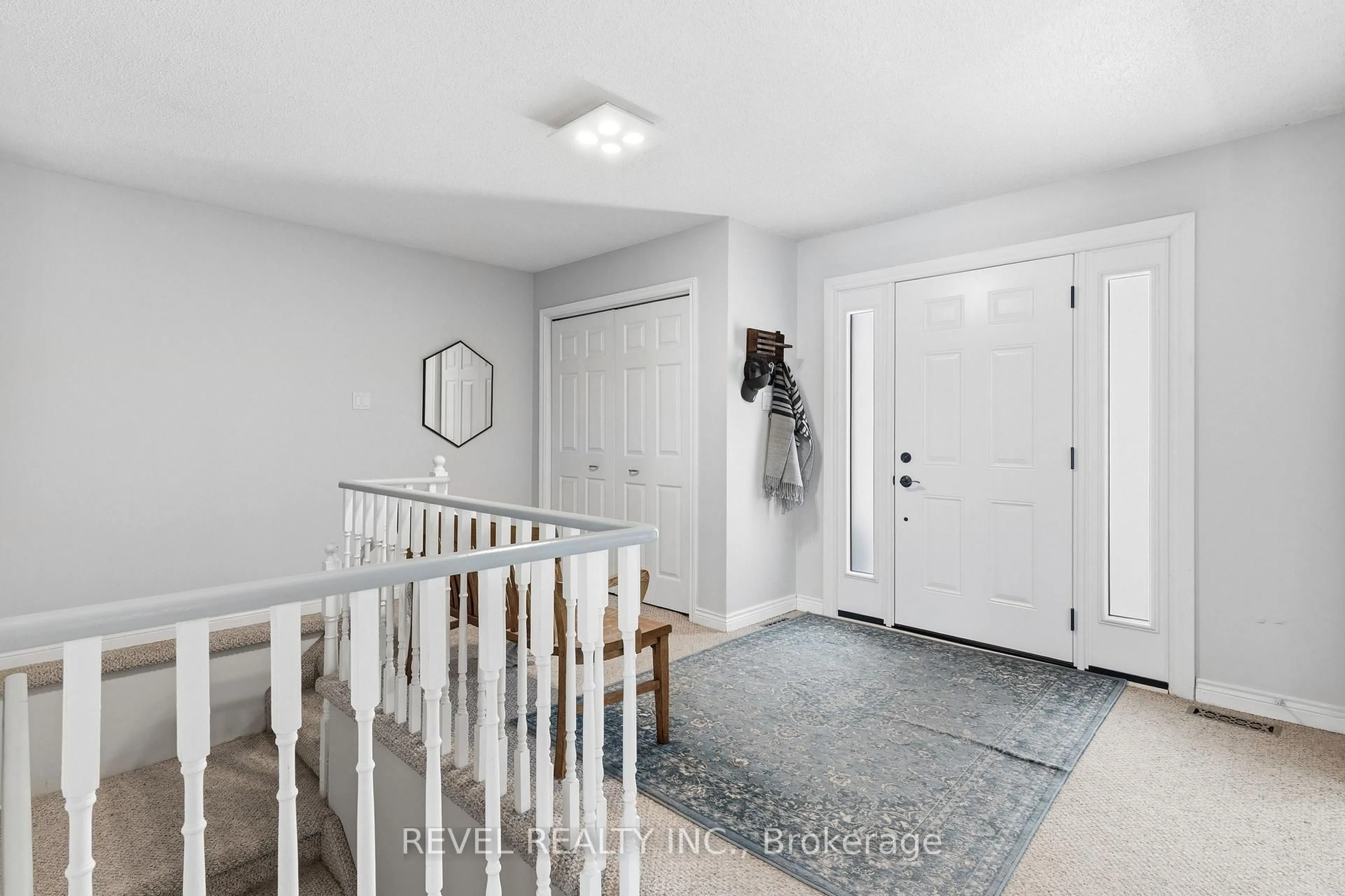 Indoor entryway for 30 Castle Harbour Dr, Scugog Ontario L9L 1P5