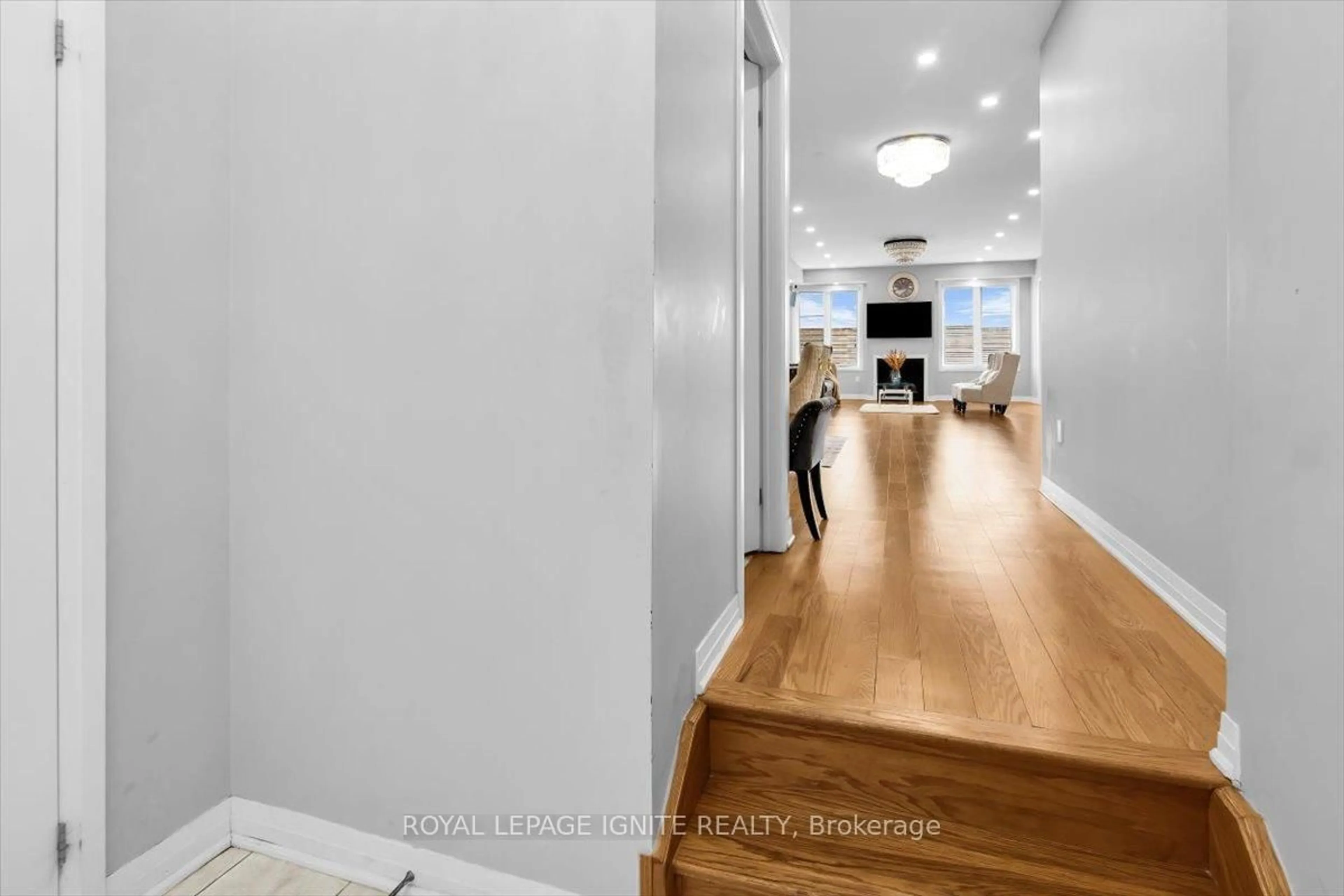 Indoor entryway for 91 Yacht Dr, Clarington Ontario L1C 4A9