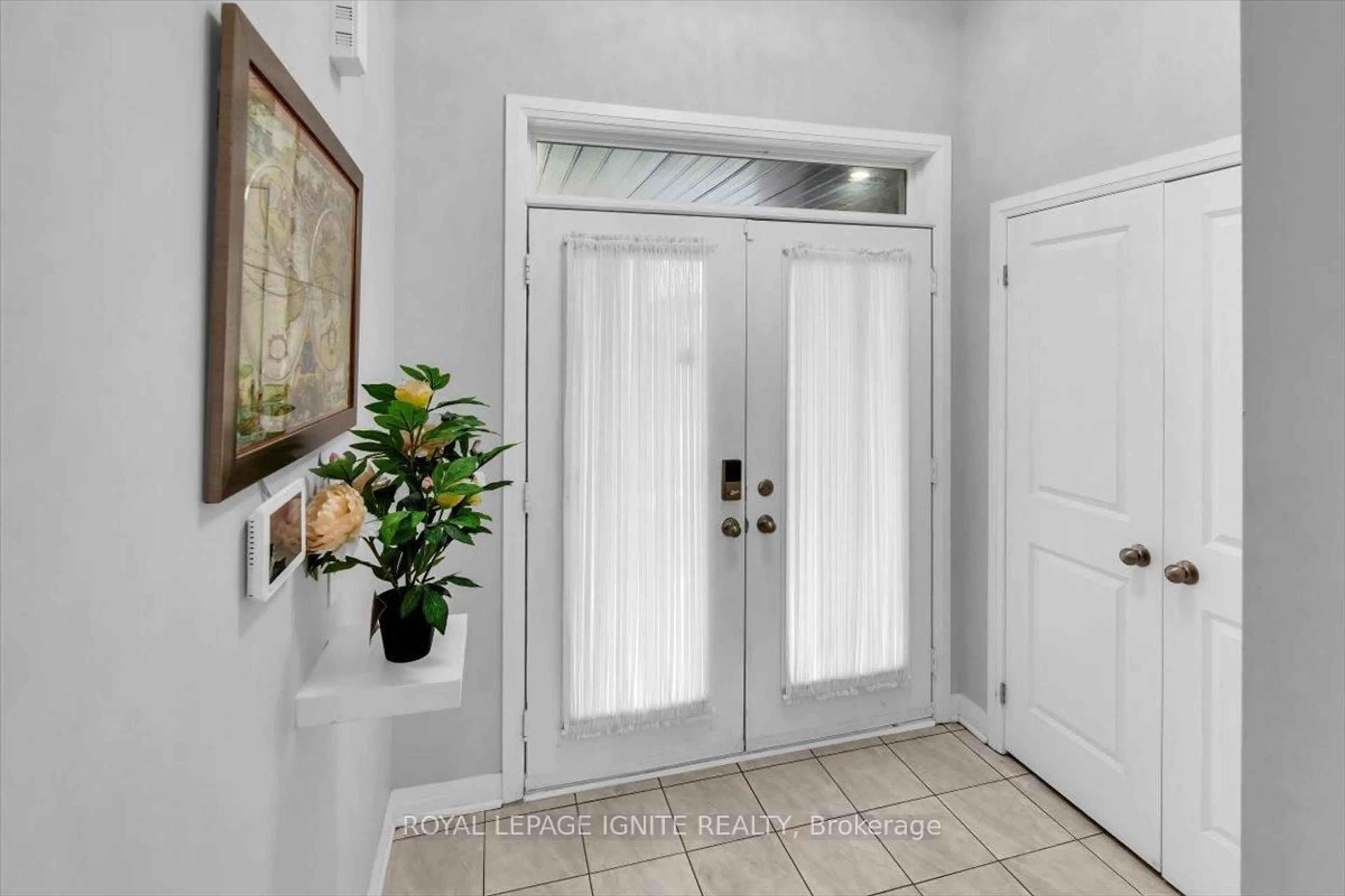 Indoor entryway for 91 Yacht Dr, Clarington Ontario L1C 4A9