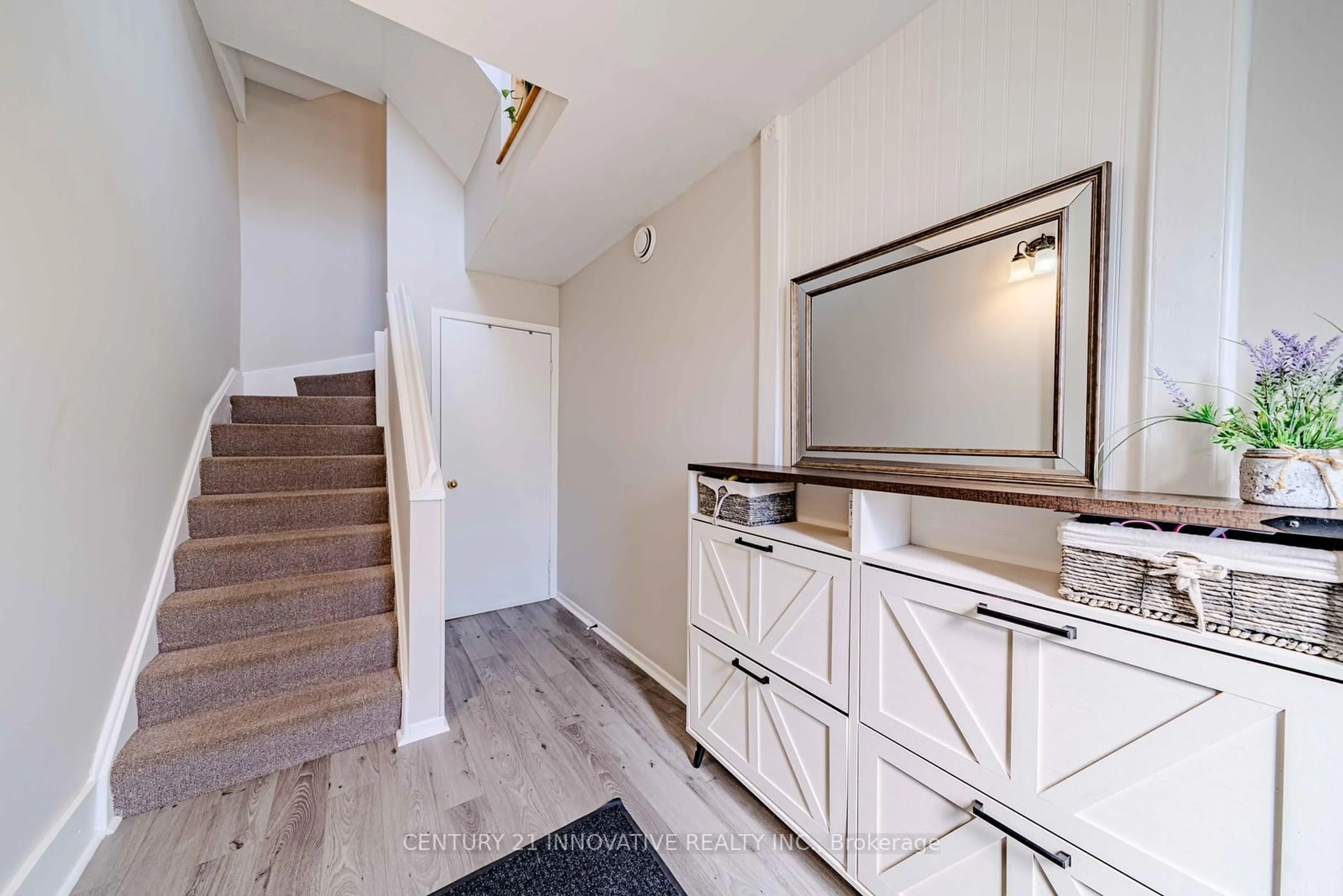 Indoor entryway for 35 The Bridle Path, Clarington Ontario L1C 3W1