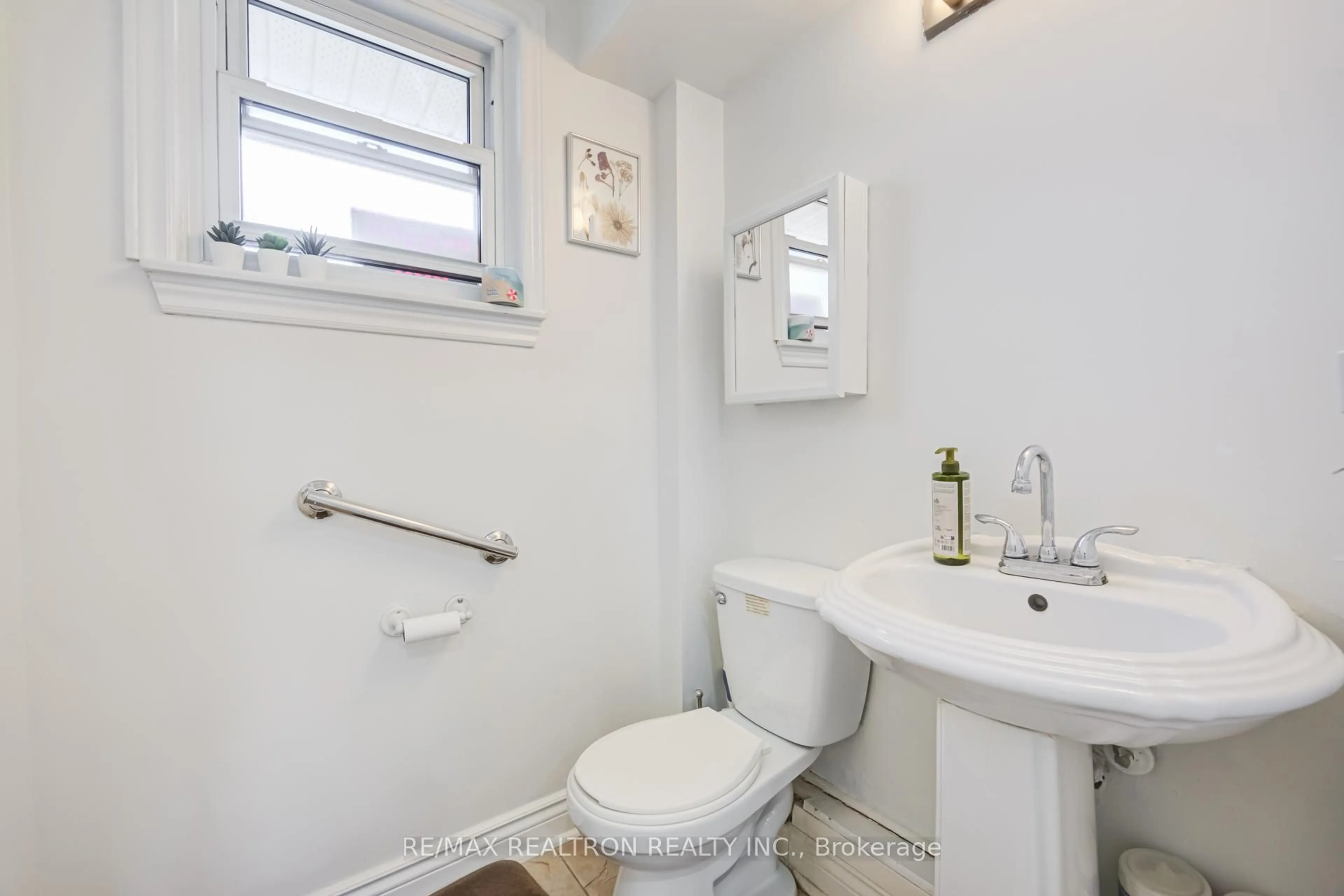 Standard bathroom, ceramic/tile floor for 33 Clover Ridge Dr, Ajax Ontario L1S 3M5