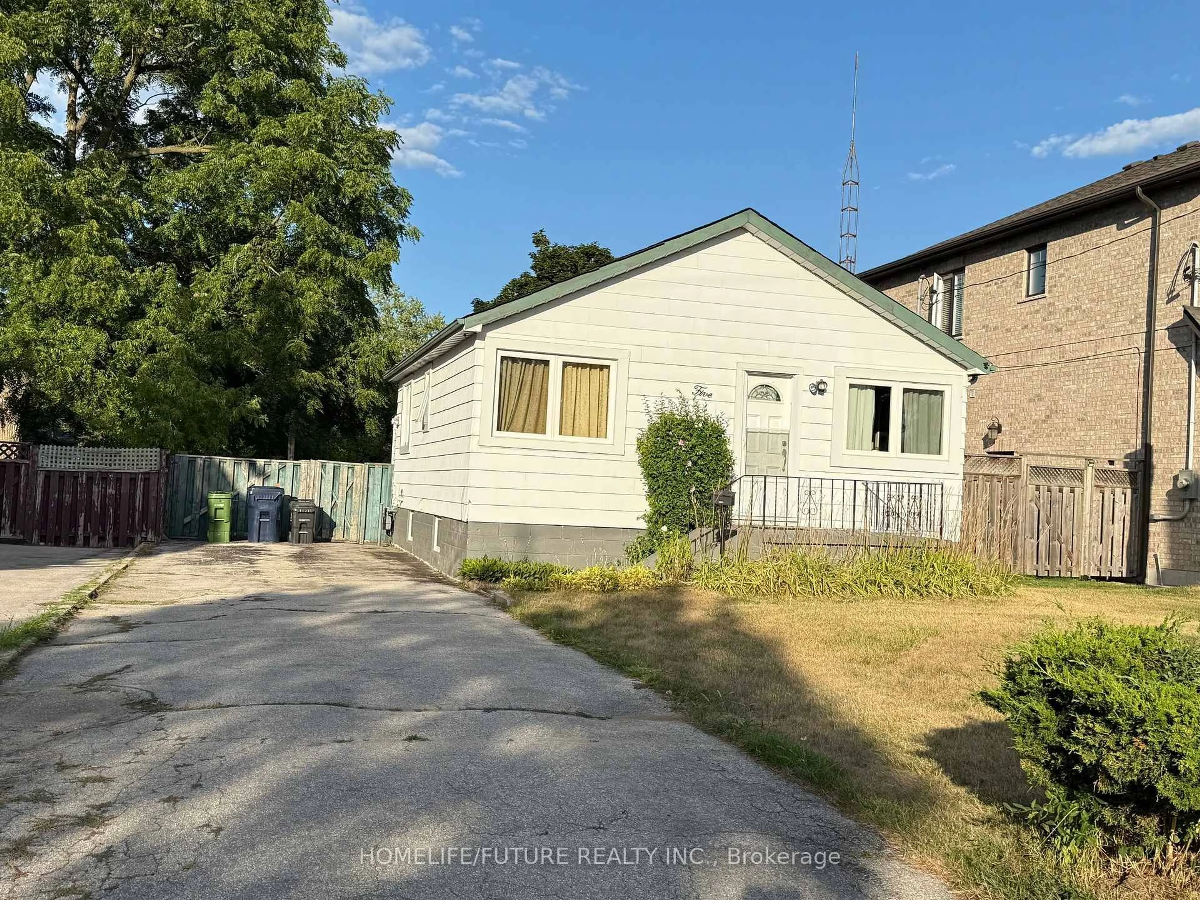 A pic from outside/outdoor area/front of a property/back of a property/a pic from drone, street for 5 Weir Cres, Toronto Ontario M1E 3A8