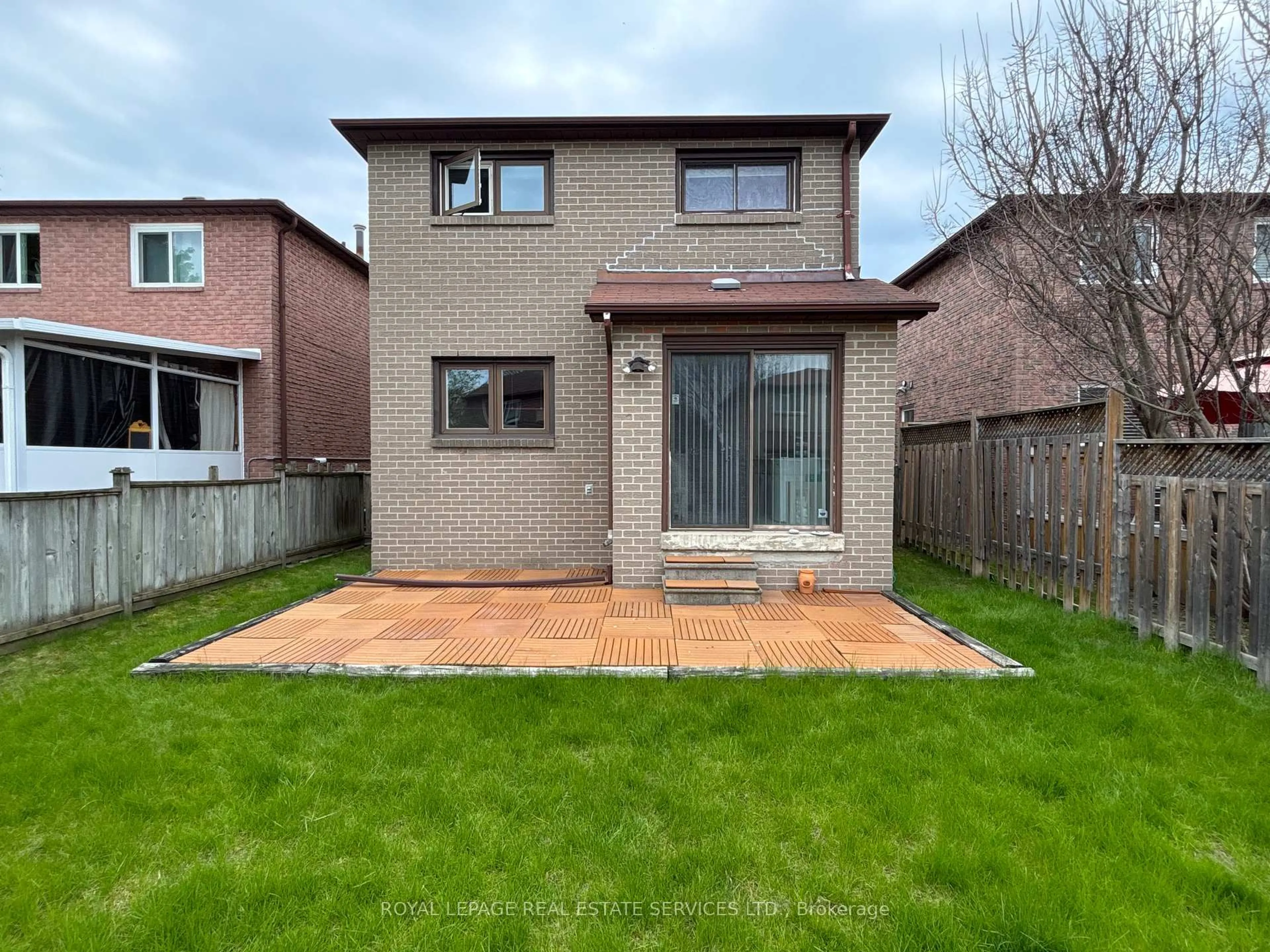 A pic from outside/outdoor area/front of a property/back of a property/a pic from drone, street for 23 Stockbridge Cres, Ajax Ontario L1T 2H2