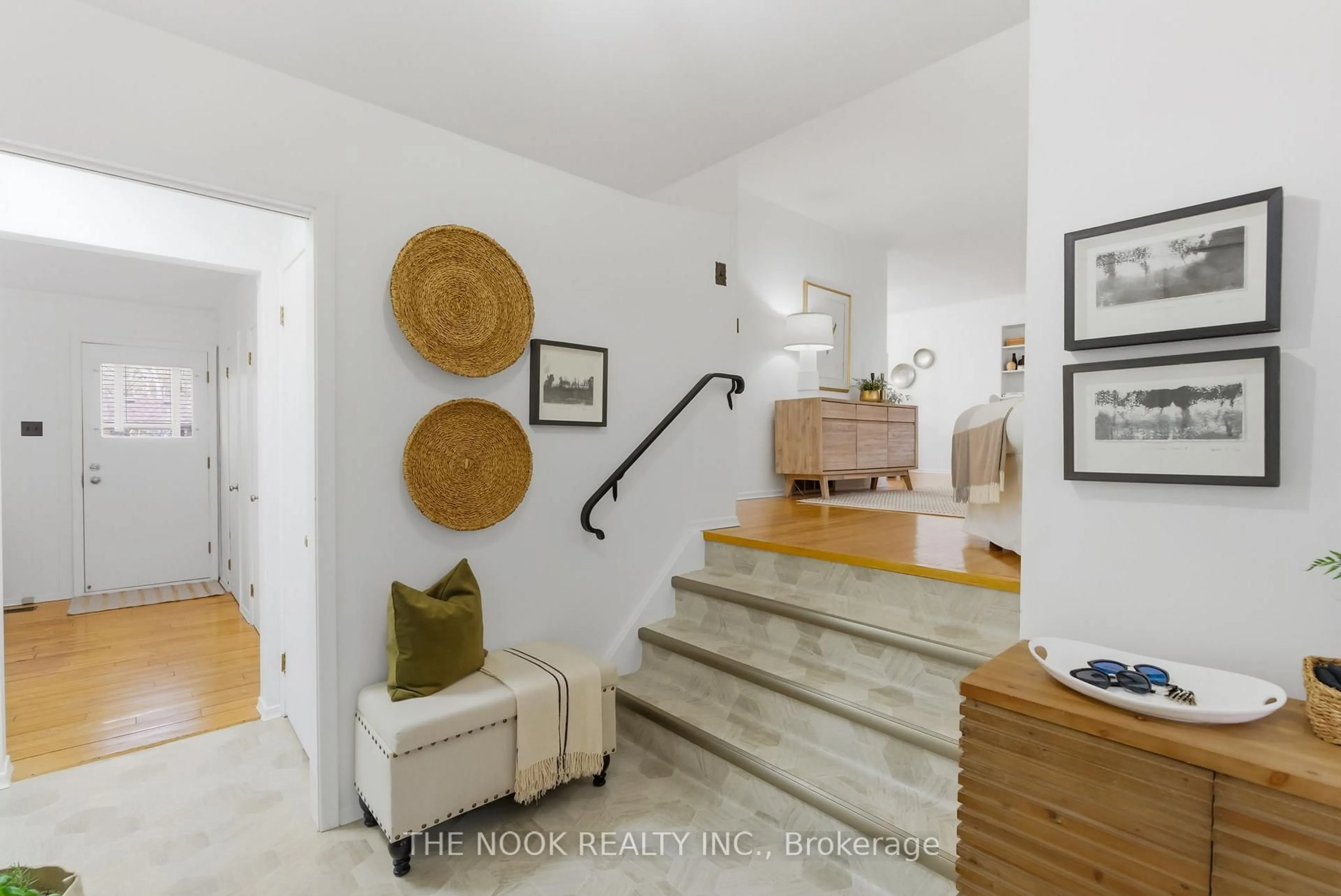 Indoor entryway for 15030 Old Simcoe Rd, Scugog Ontario L9L 1K4