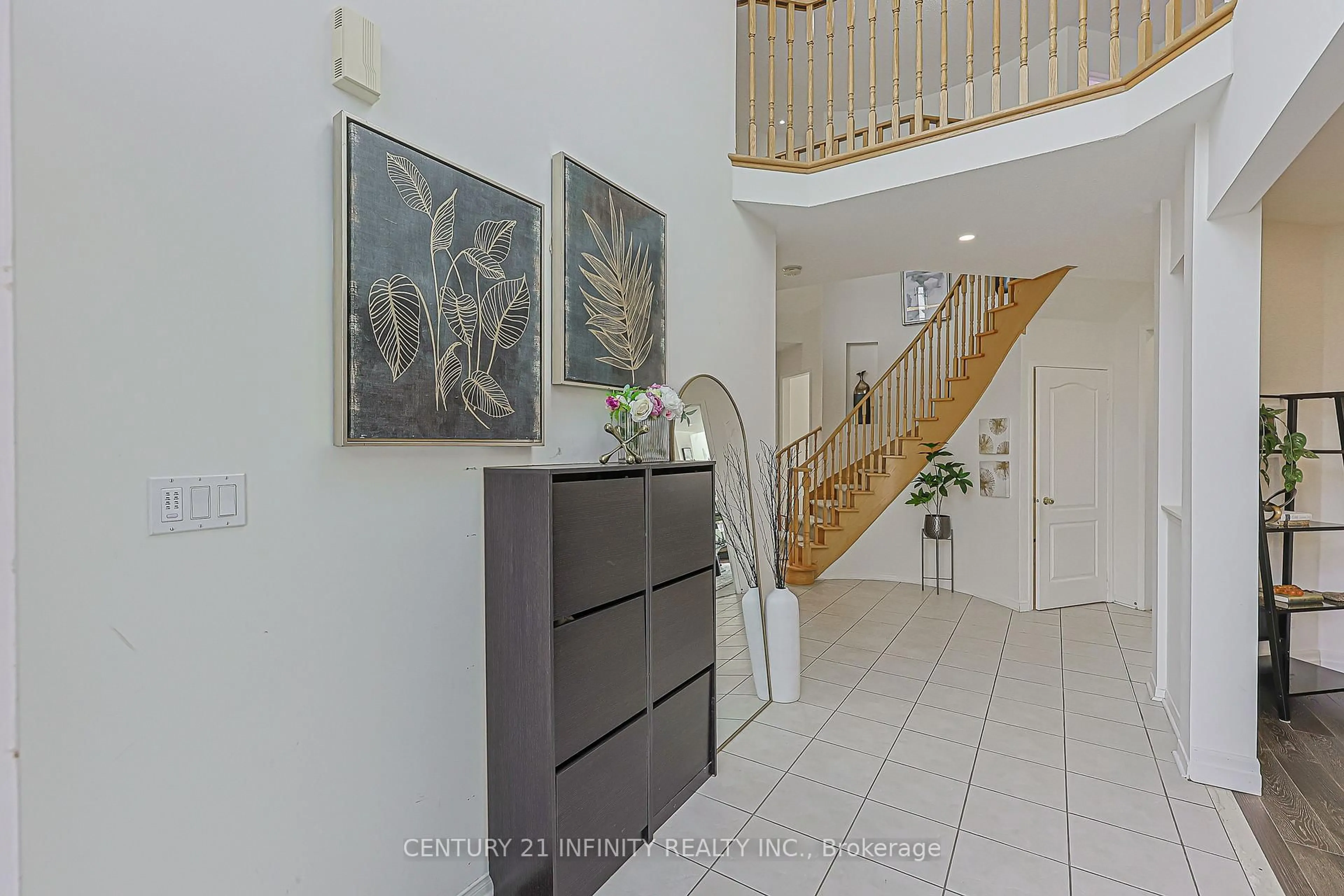 Indoor foyer for 59 Splendor Dr, Whitby Ontario L1P 1X5
