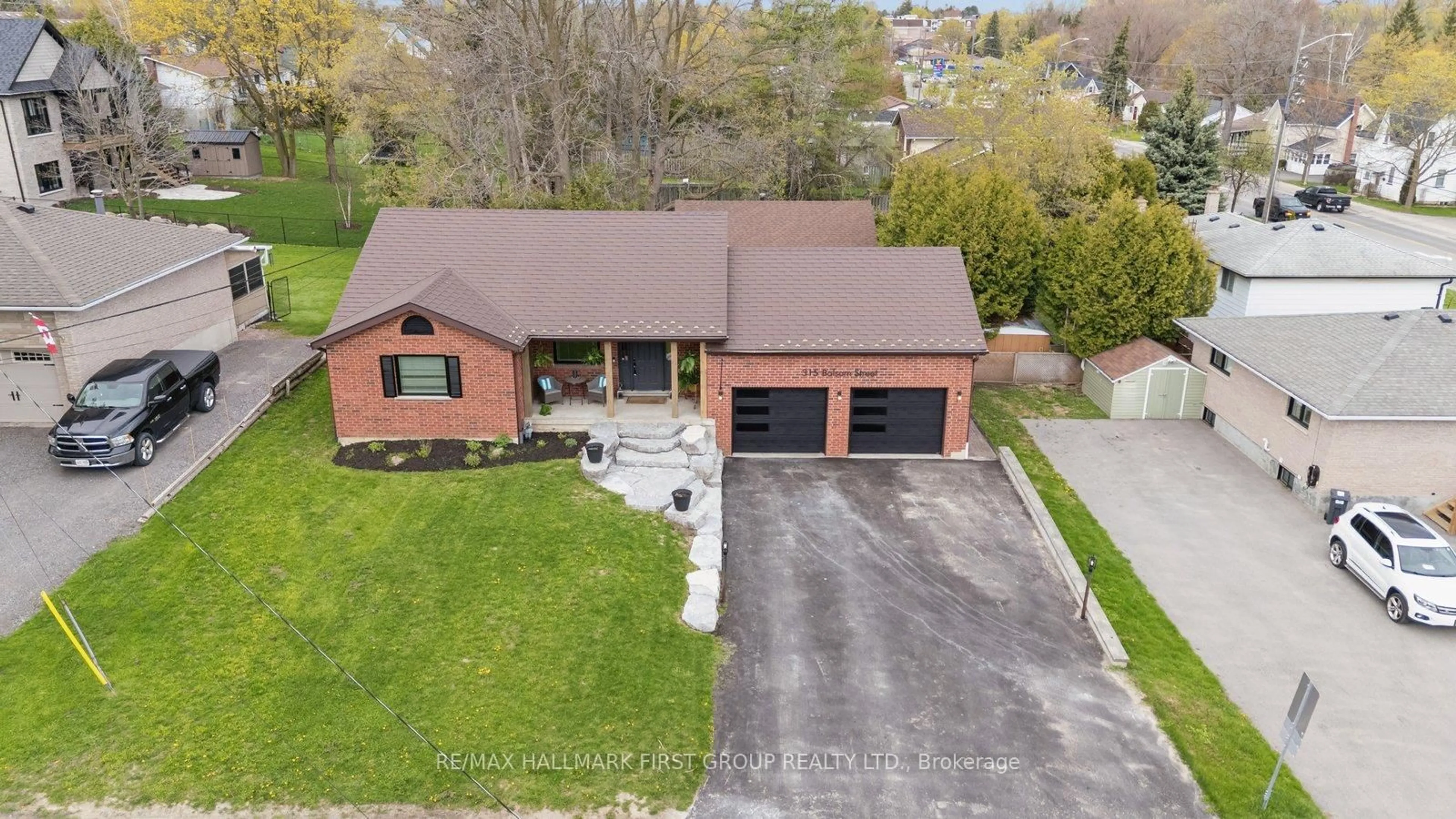 A pic from outside/outdoor area/front of a property/back of a property/a pic from drone, street for 315 Balsam St, Scugog Ontario L9L 1M4