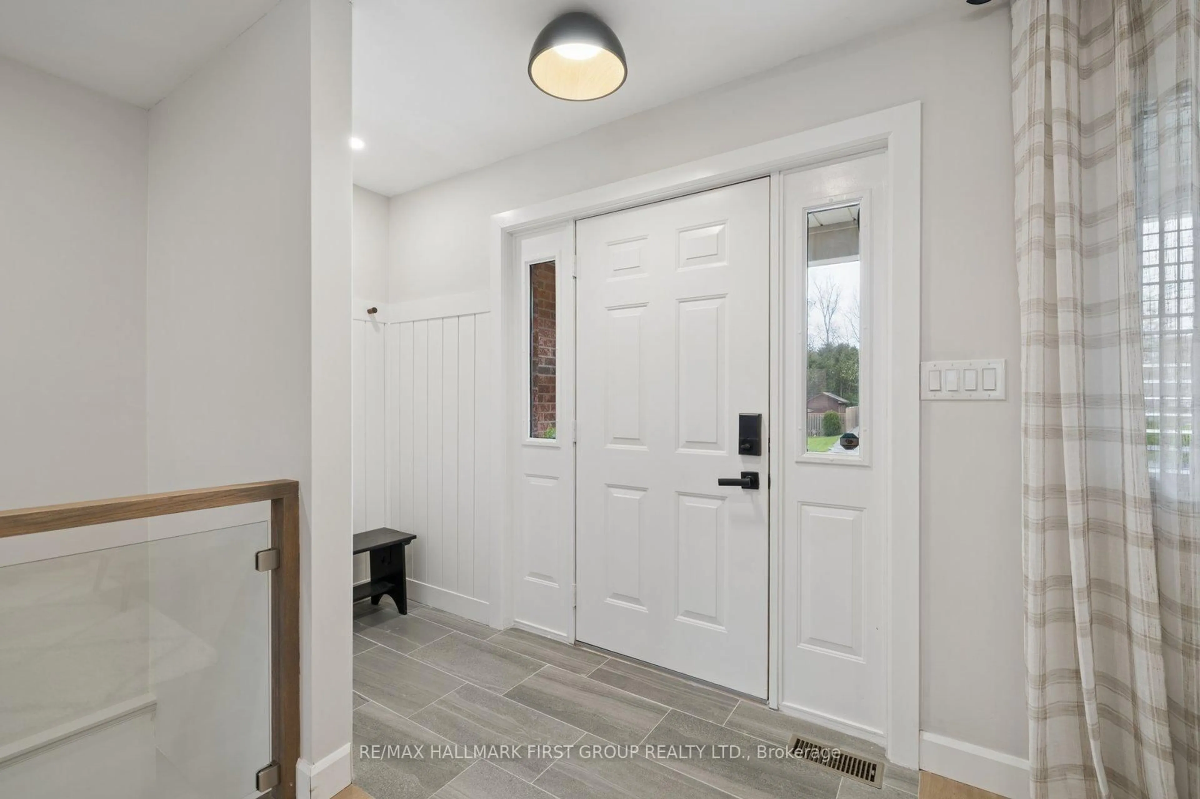 Indoor entryway for 315 Balsam St, Scugog Ontario L9L 1M4