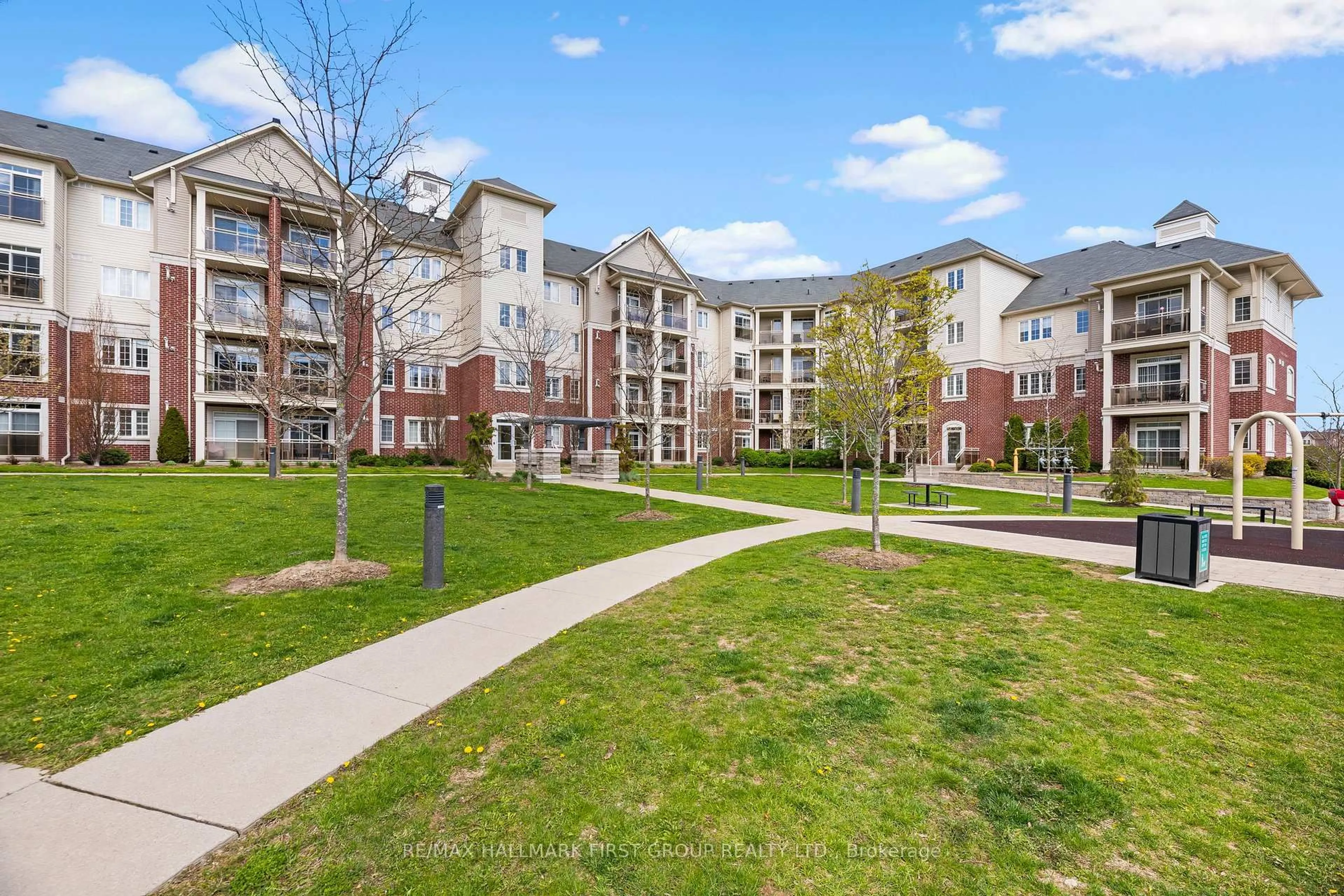 Patio, unknown for 80 Aspen Springs Dr #111, Clarington Ontario L1C 0V4