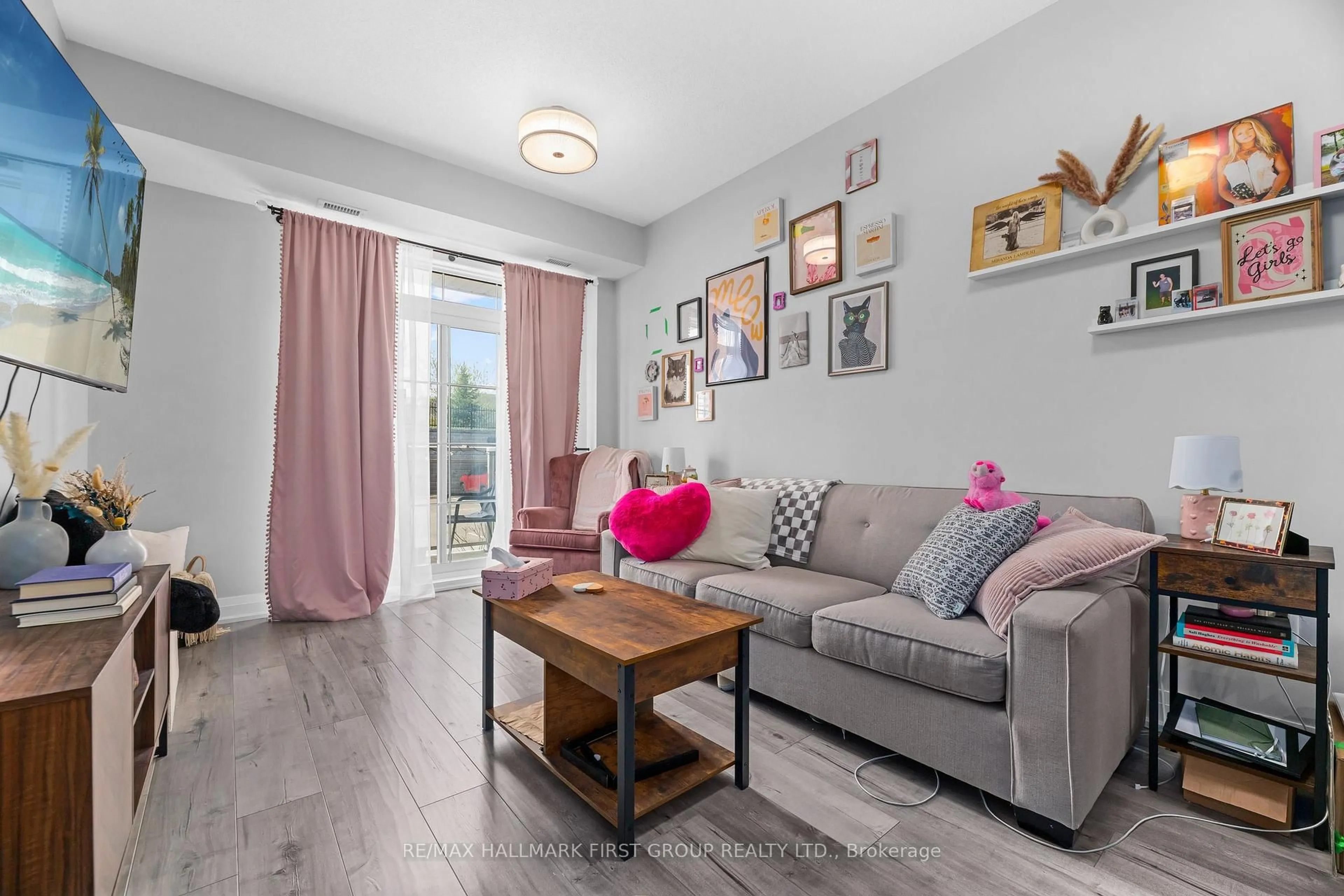 Living room with furniture, wood/laminate floor for 80 Aspen Springs Dr #111, Clarington Ontario L1C 0V4