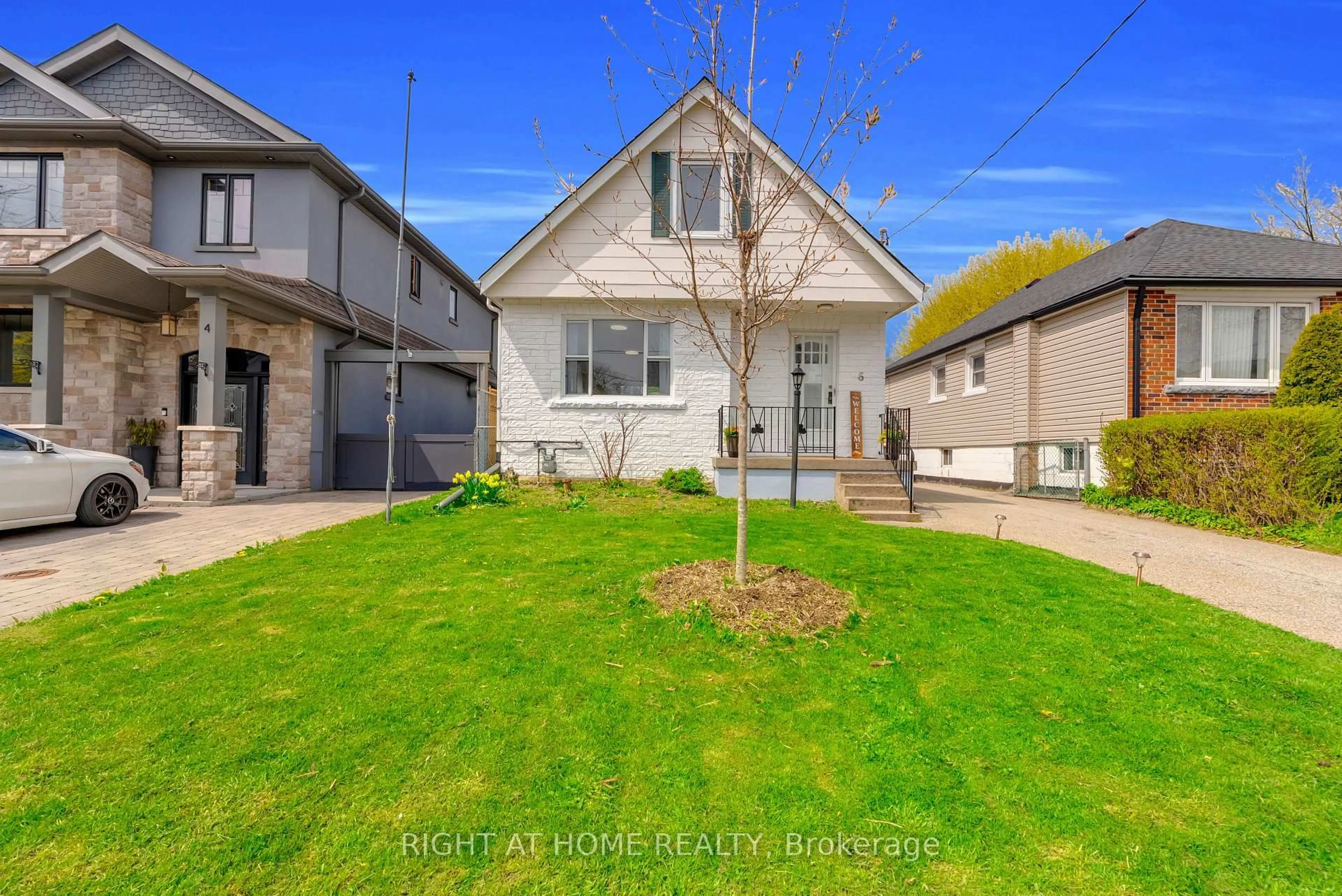 A pic from outside/outdoor area/front of a property/back of a property/a pic from drone, street for 6 Vanbrugh Ave, Toronto Ontario M1N 3S7