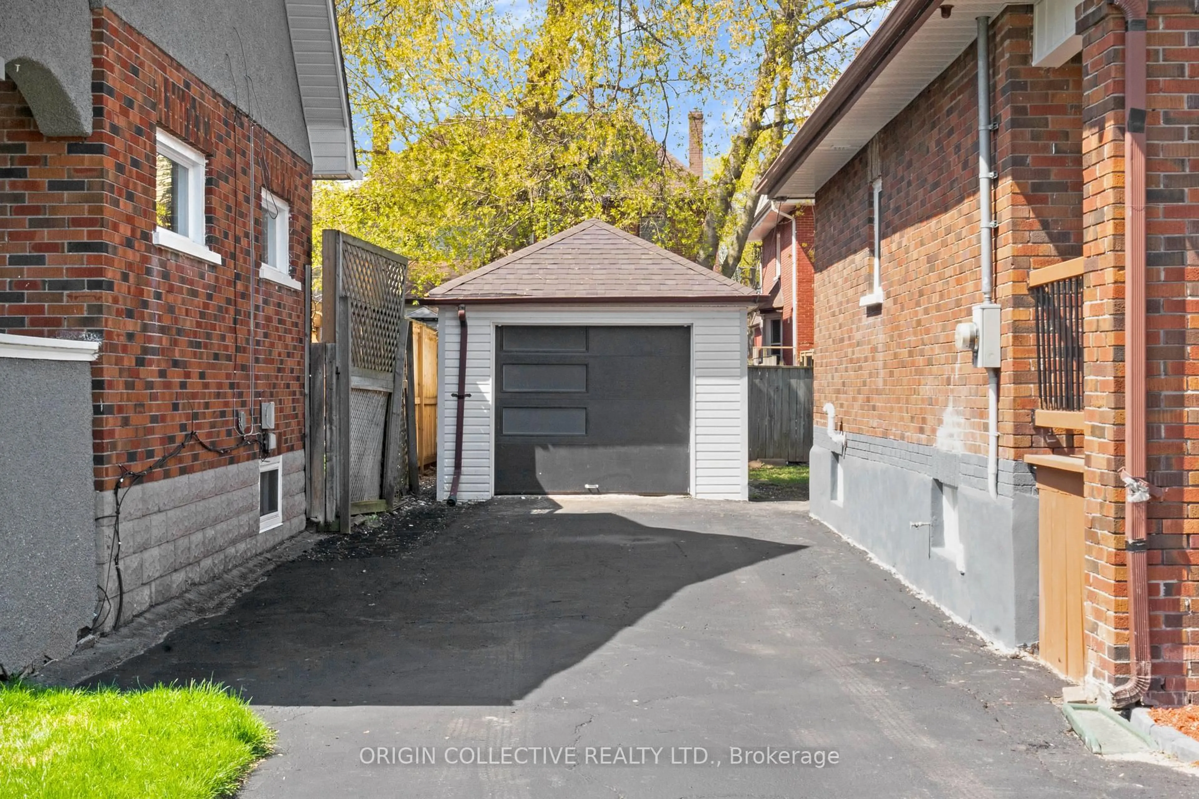 Unknown for 280 Division St, Oshawa Ontario L1G 5M7