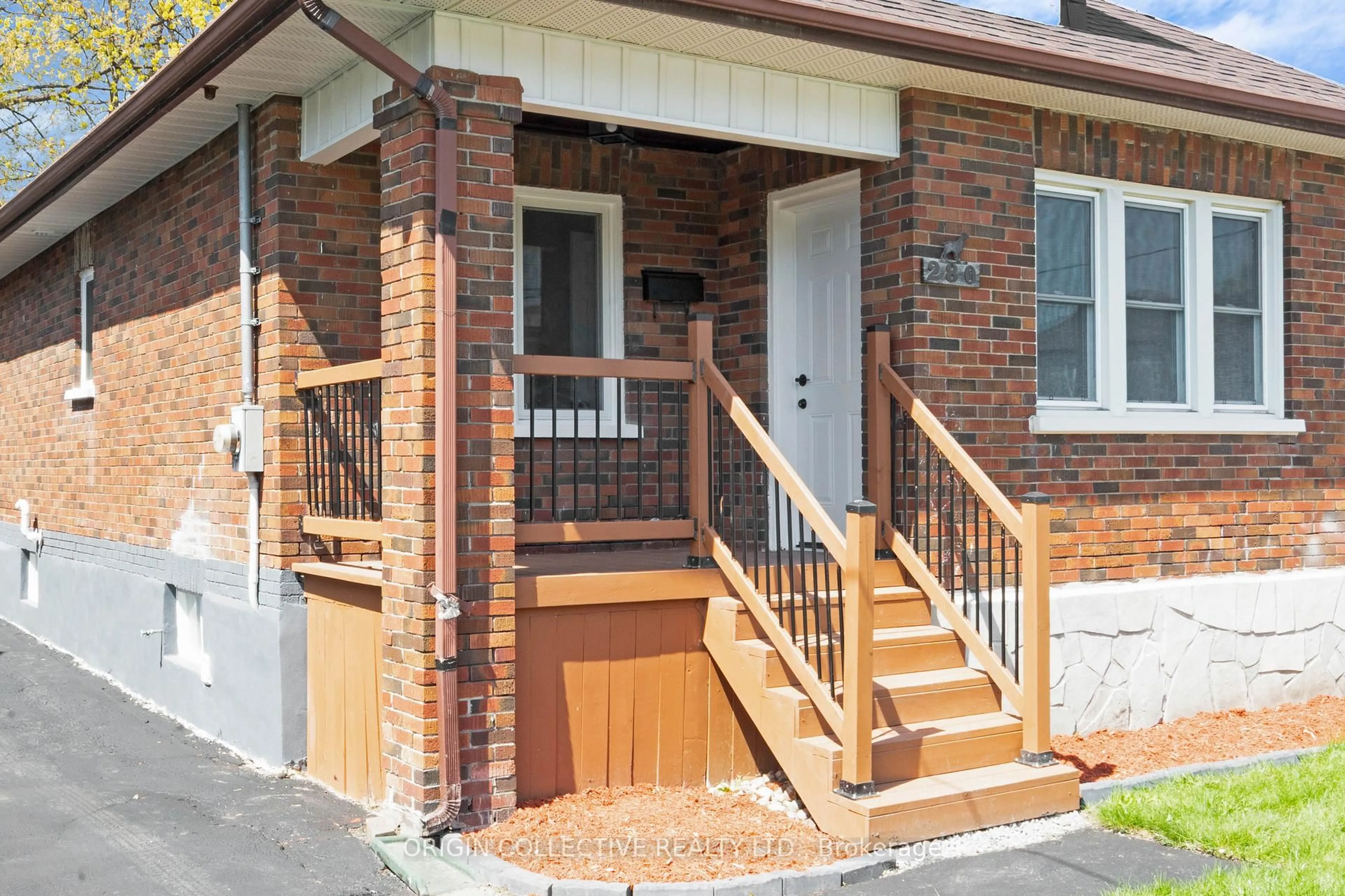 Home with brick exterior material, street for 280 Division St, Oshawa Ontario L1G 5M7
