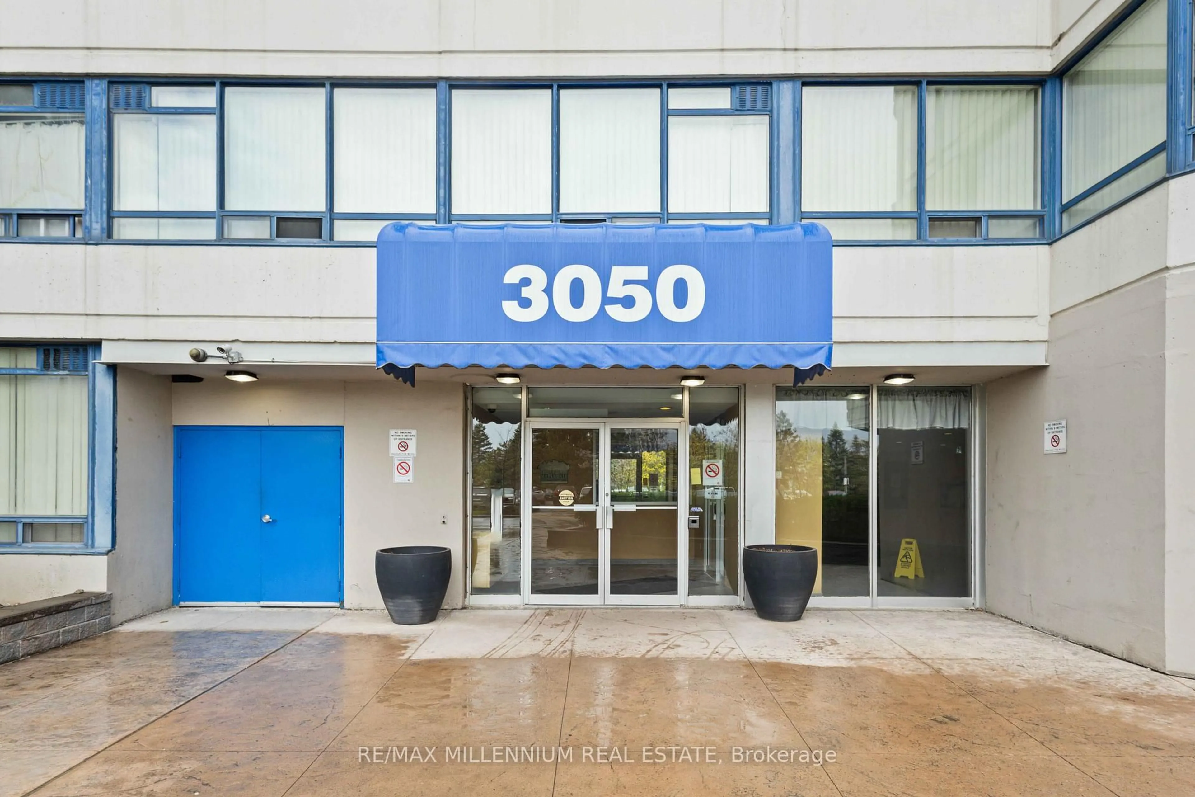 Indoor foyer for 3050 Ellesmere Rd #906, Toronto Ontario M1E 4C2