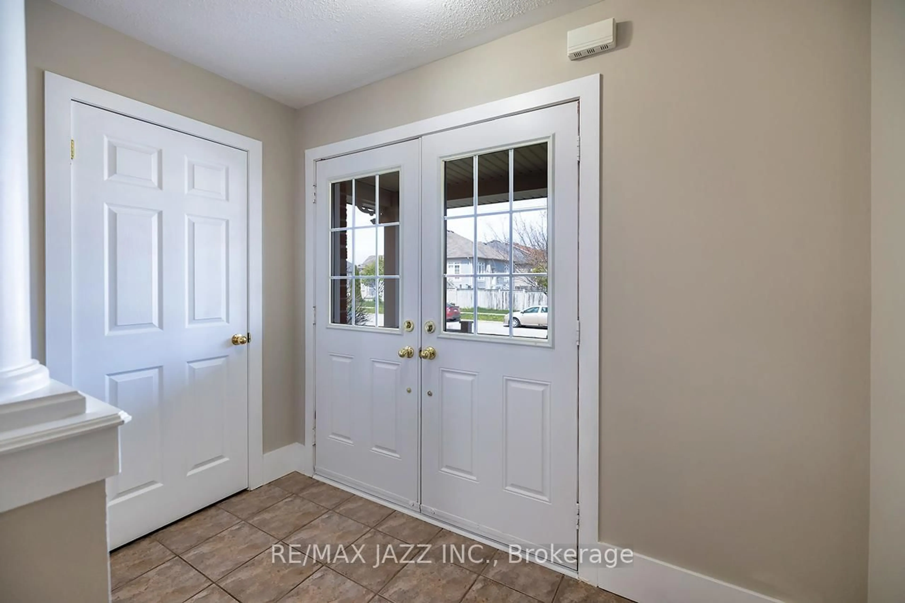 Indoor entryway for 70 Allison St, Clarington Ontario L1C 0B6