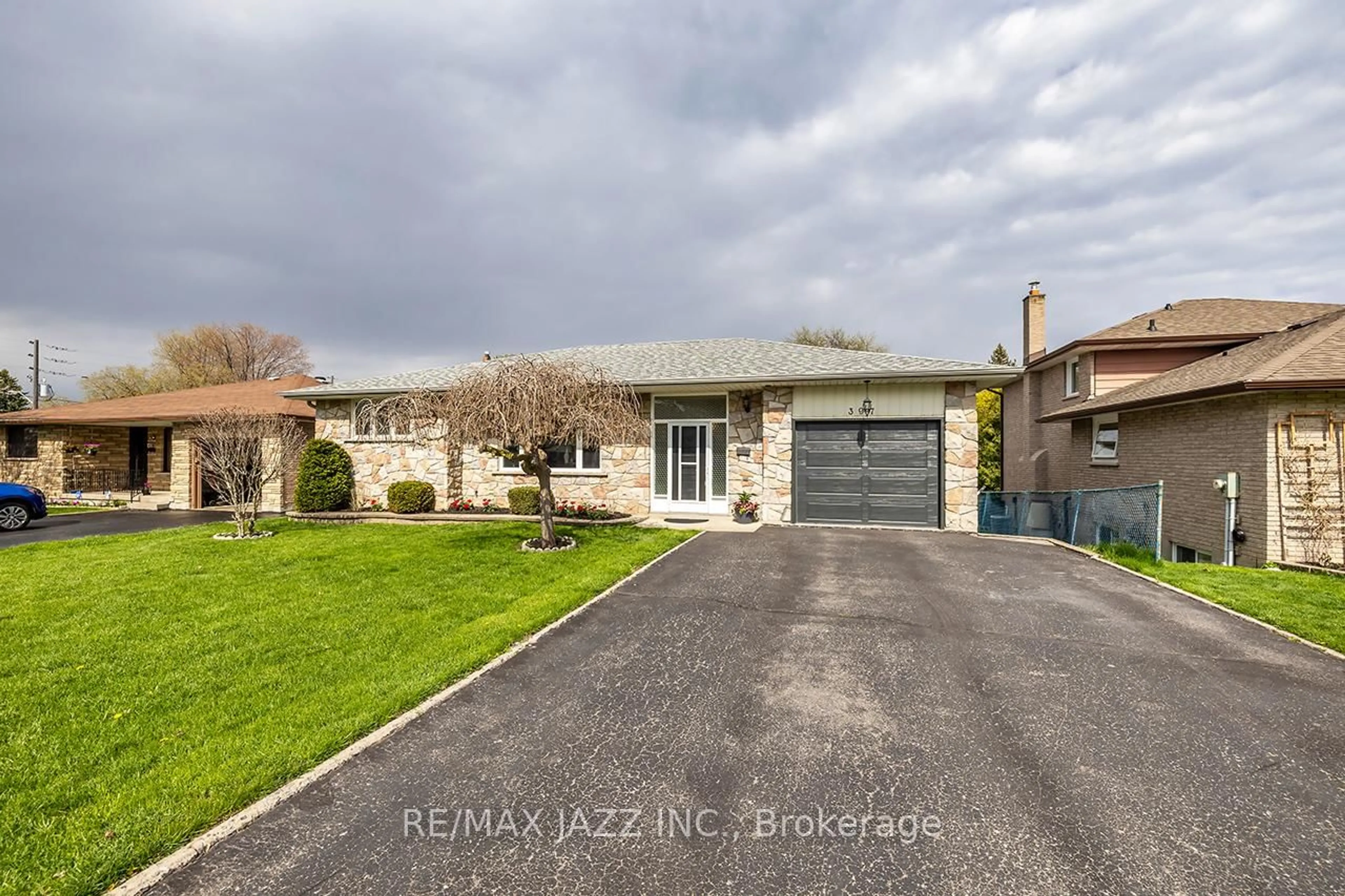 A pic from outside/outdoor area/front of a property/back of a property/a pic from drone, street for 397 Fairlawn St, Oshawa Ontario L1J 4R2