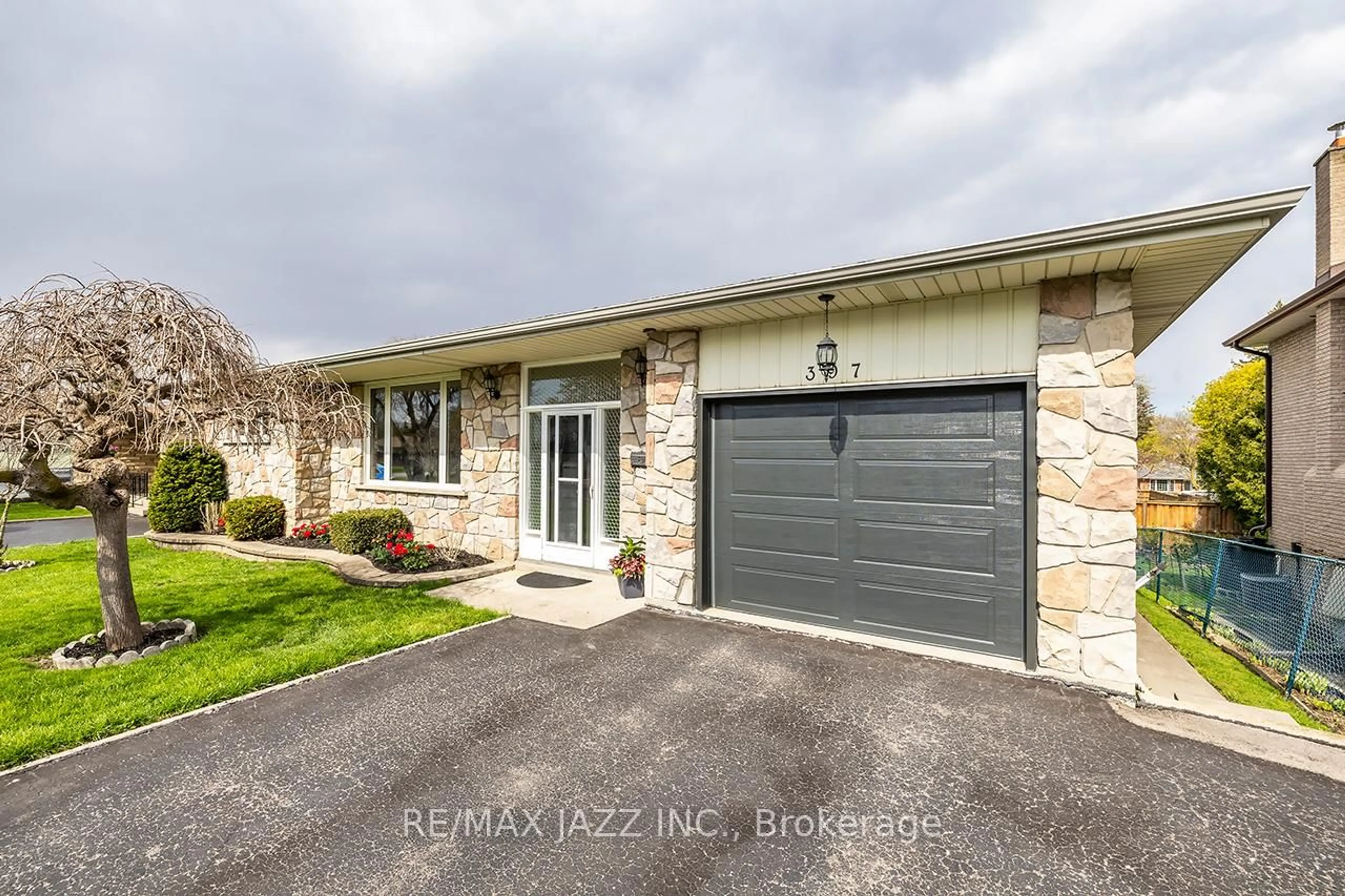 Unknown for 397 Fairlawn St, Oshawa Ontario L1J 4R2