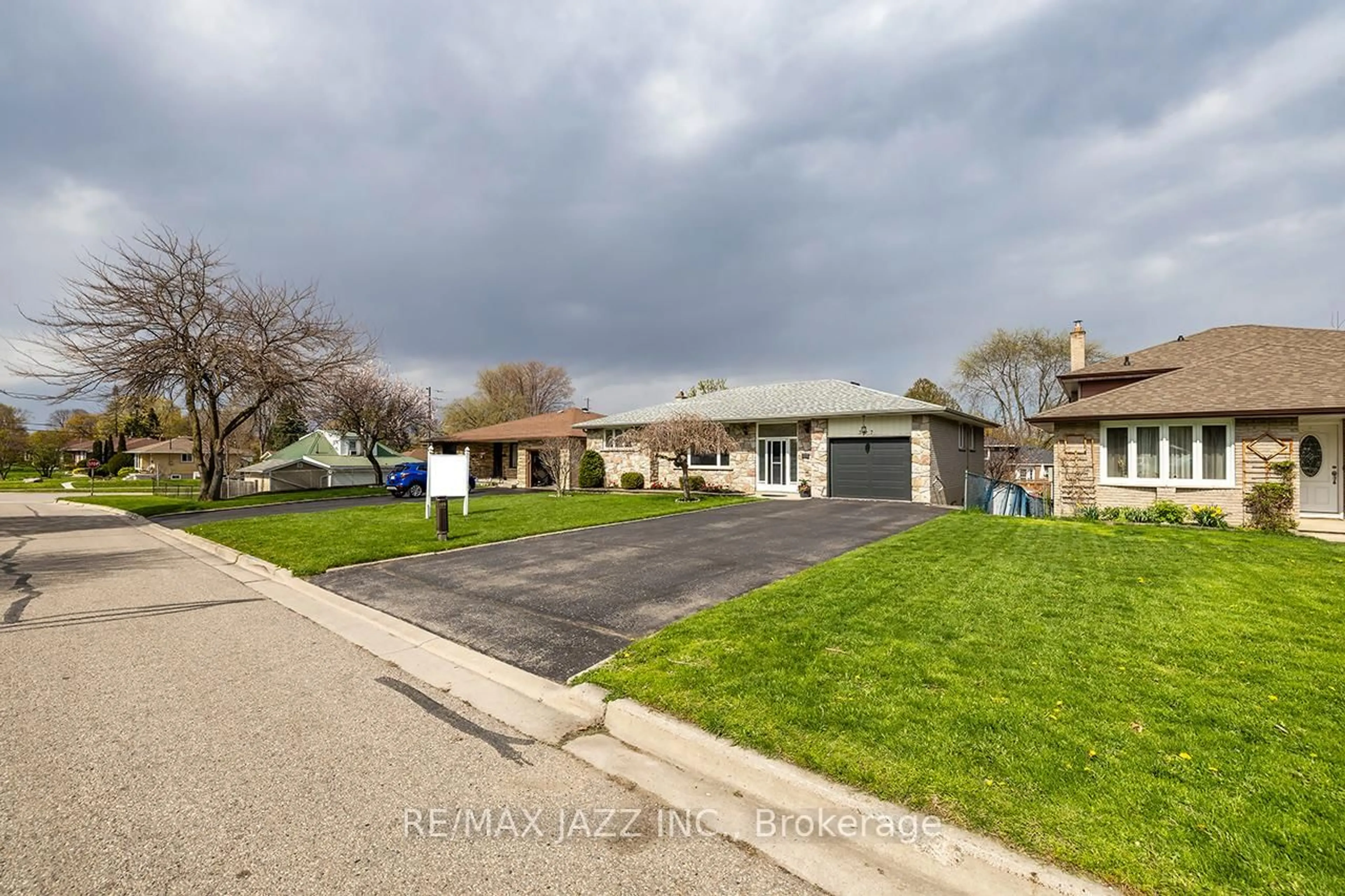 A pic from outside/outdoor area/front of a property/back of a property/a pic from drone, street for 397 Fairlawn St, Oshawa Ontario L1J 4R2